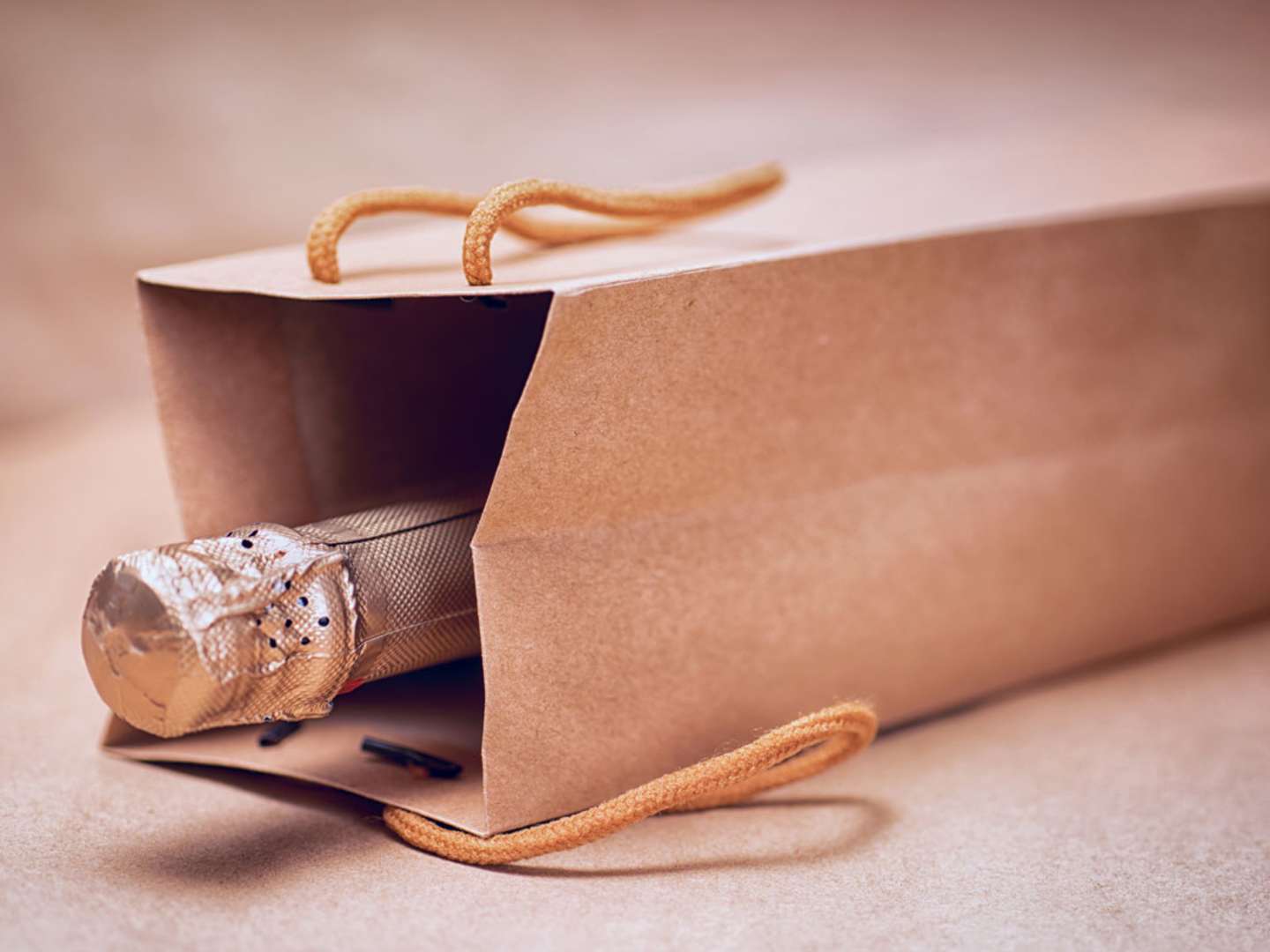 Vinflaska i presentpåse.