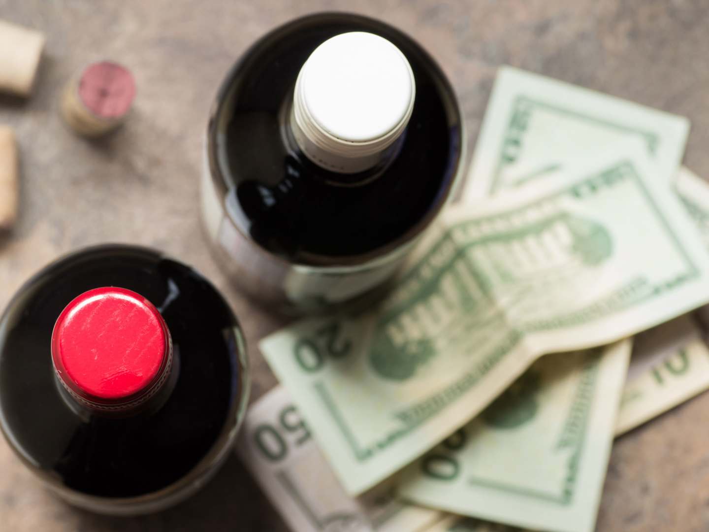 Vinflaskor och pengar.