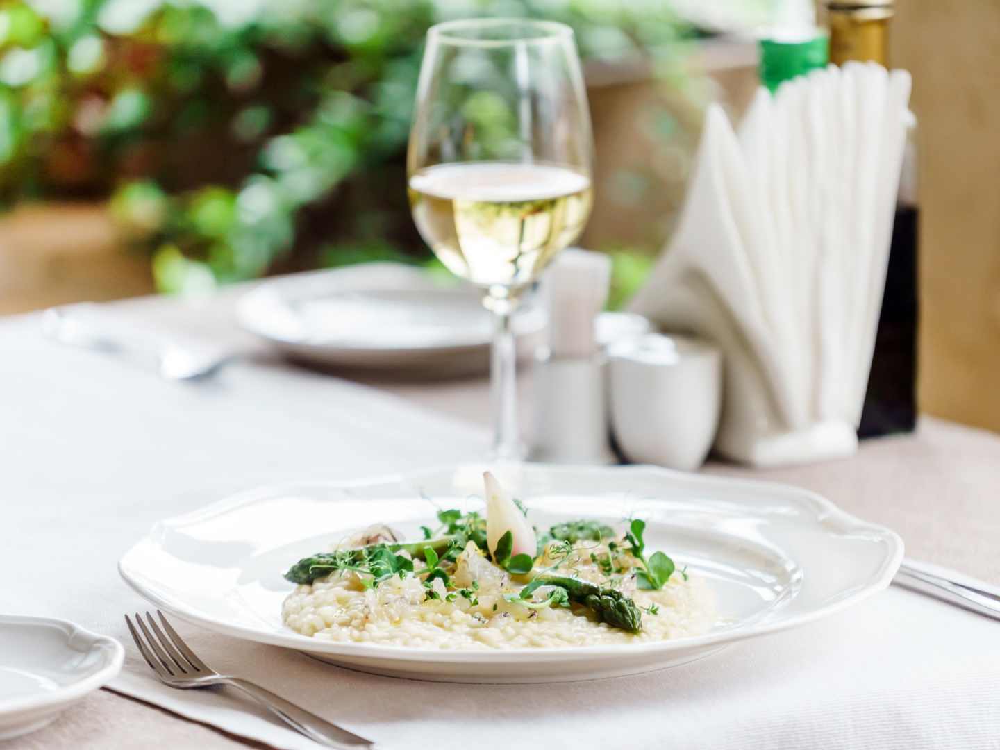 Risotto med sparris och vitt vin.