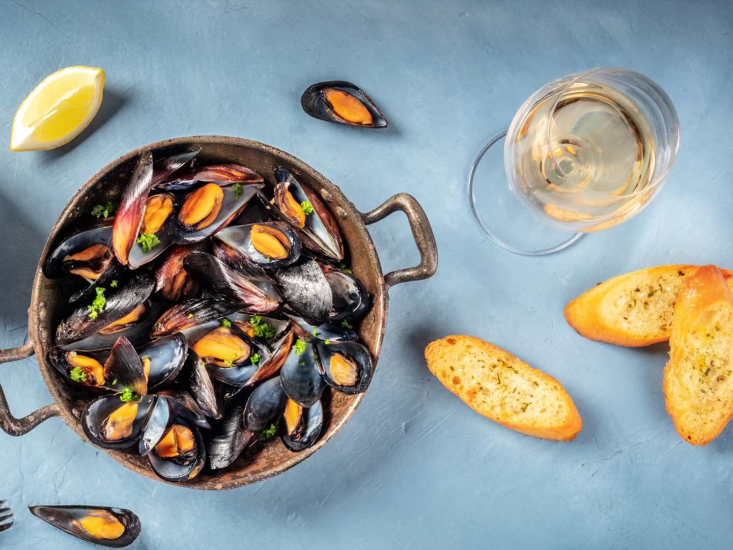 Kokta musslor med vin.