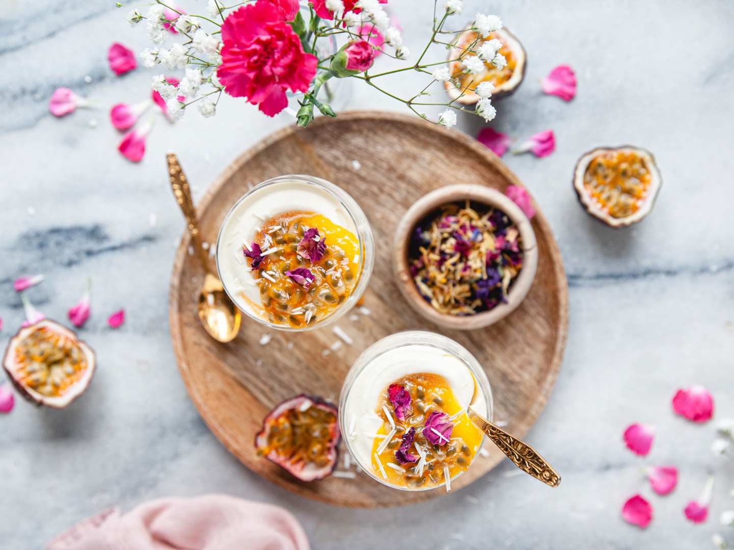 Vit chokladmousse med passionsfrukt och mango.