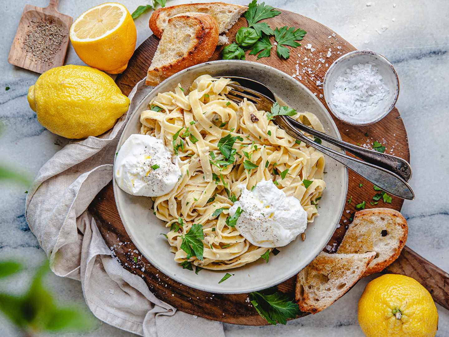 Pasta med citron, burrata, kronärtskocka och vitlök