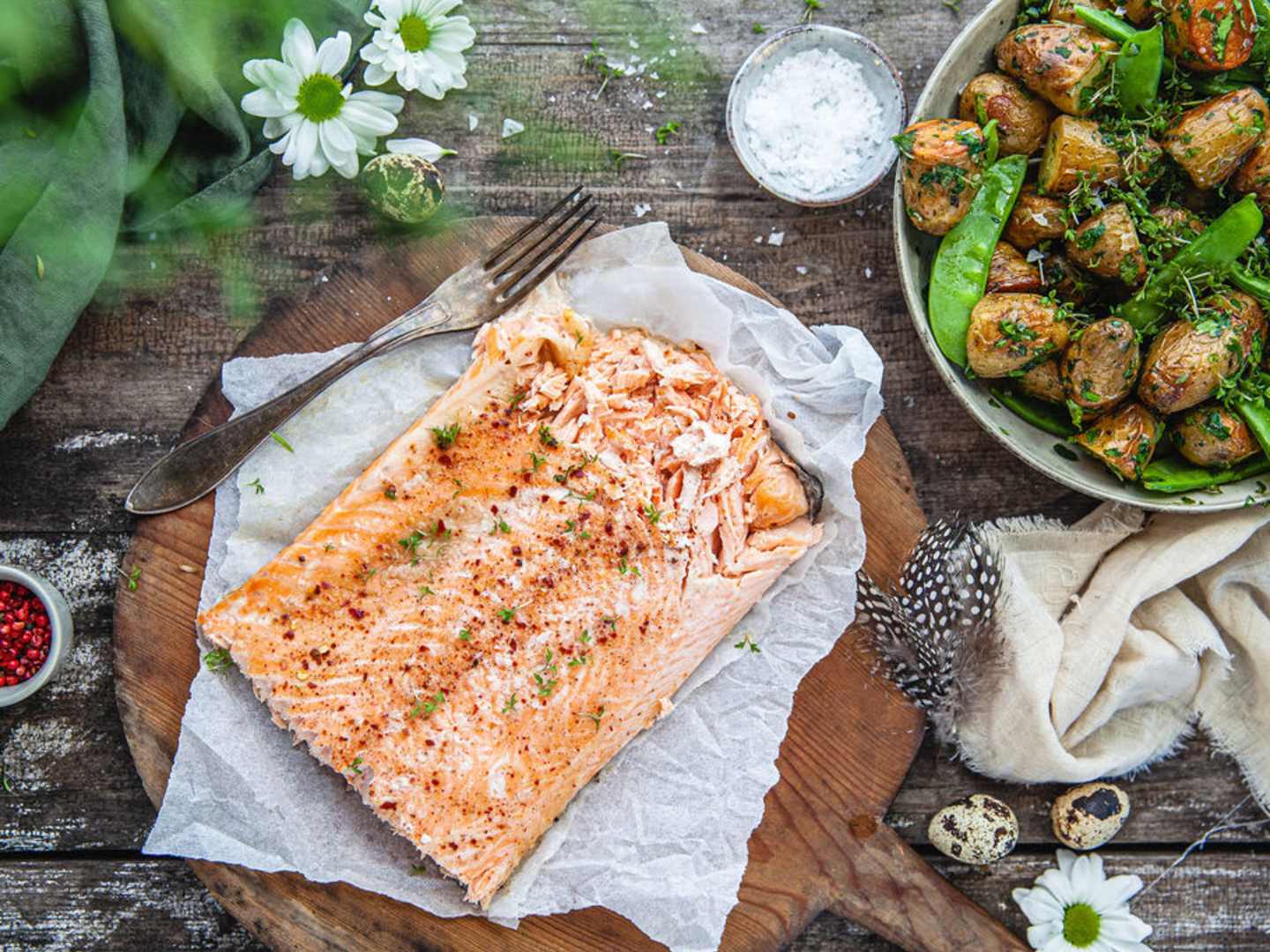 Matbord med lax och potatissallad