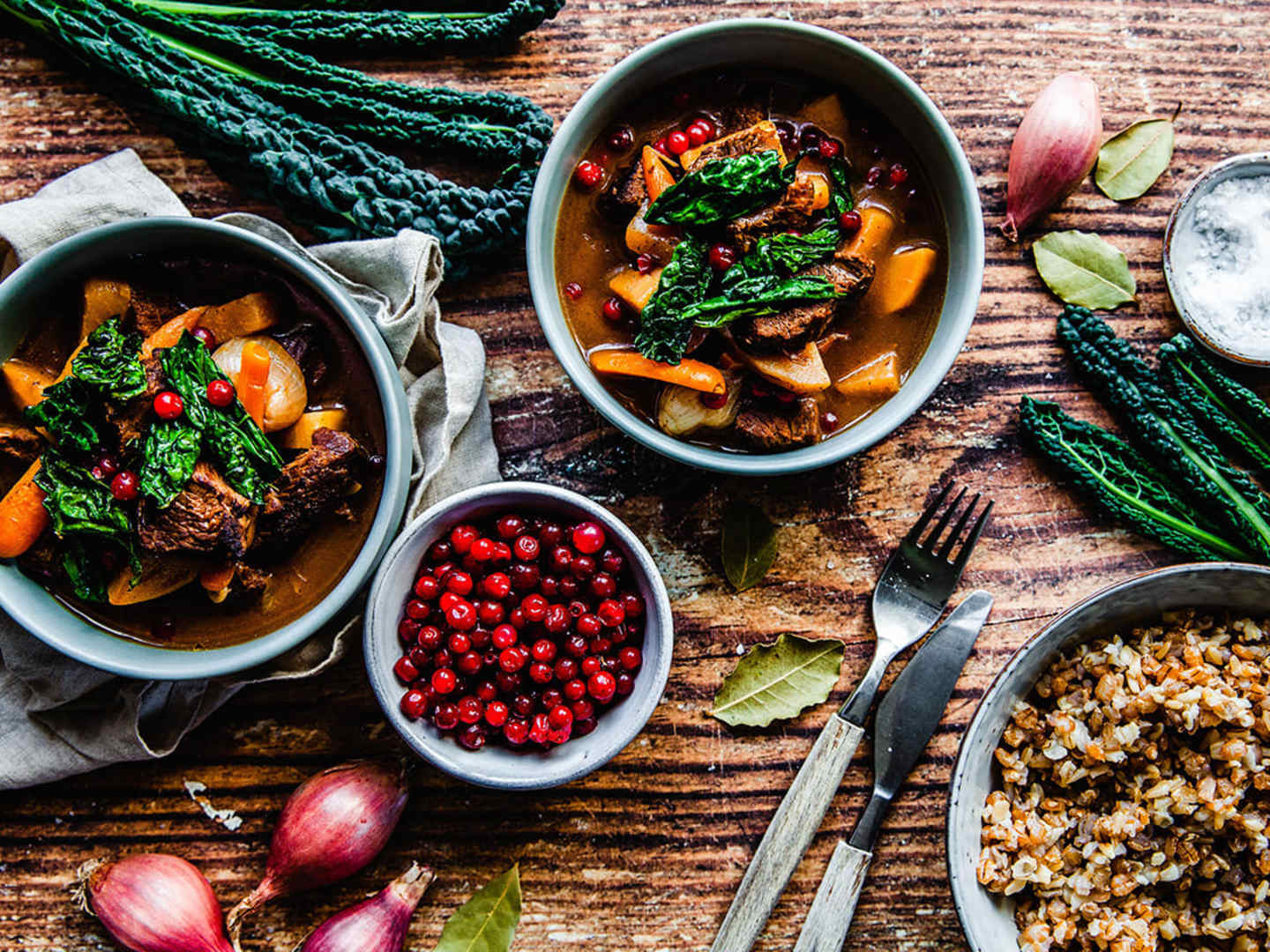 Mustig älggryta med rotfrukter, lingon och stekt svartkål