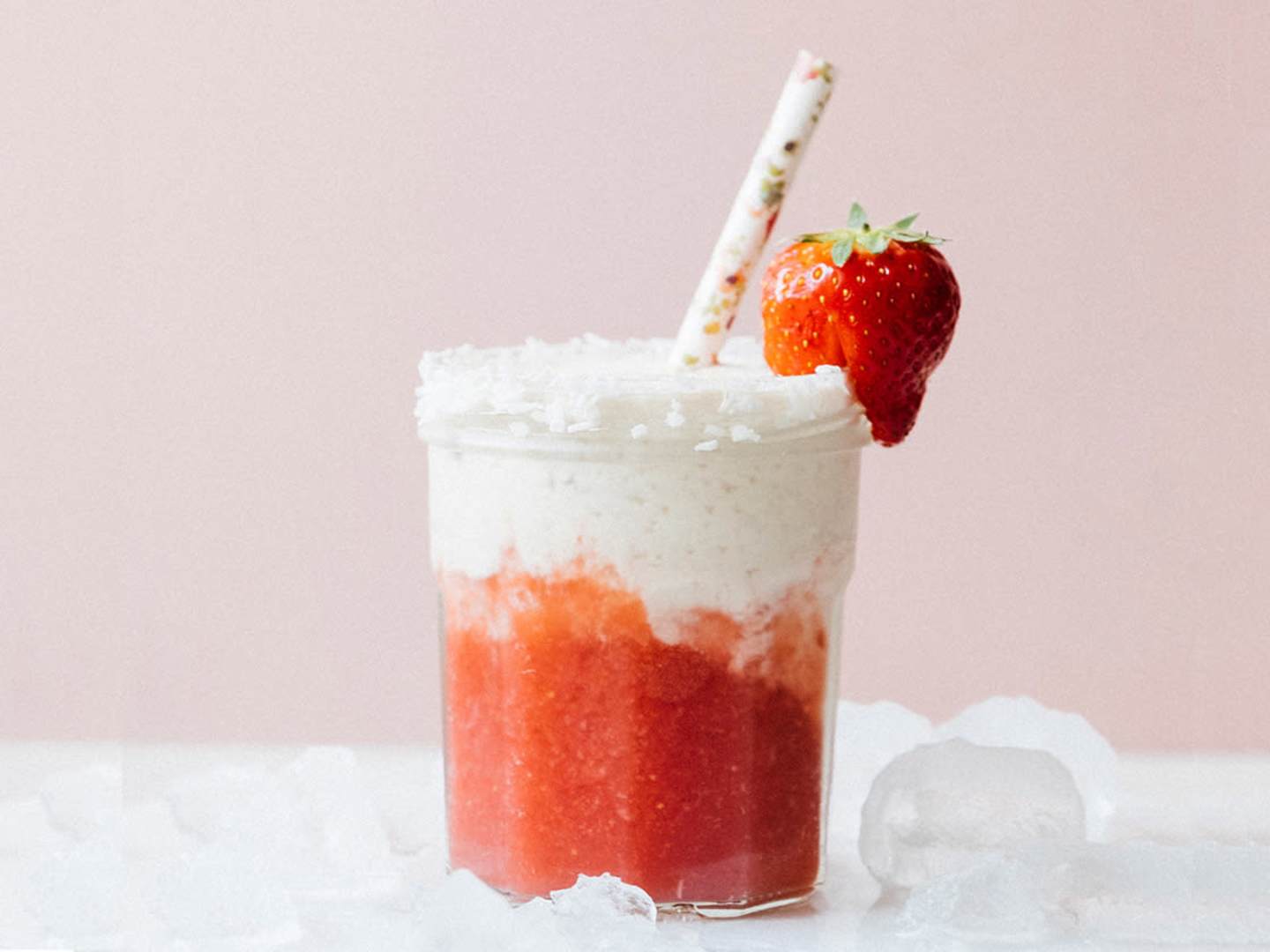 Amarula Strawberry Daiquiri mot rosa vägg