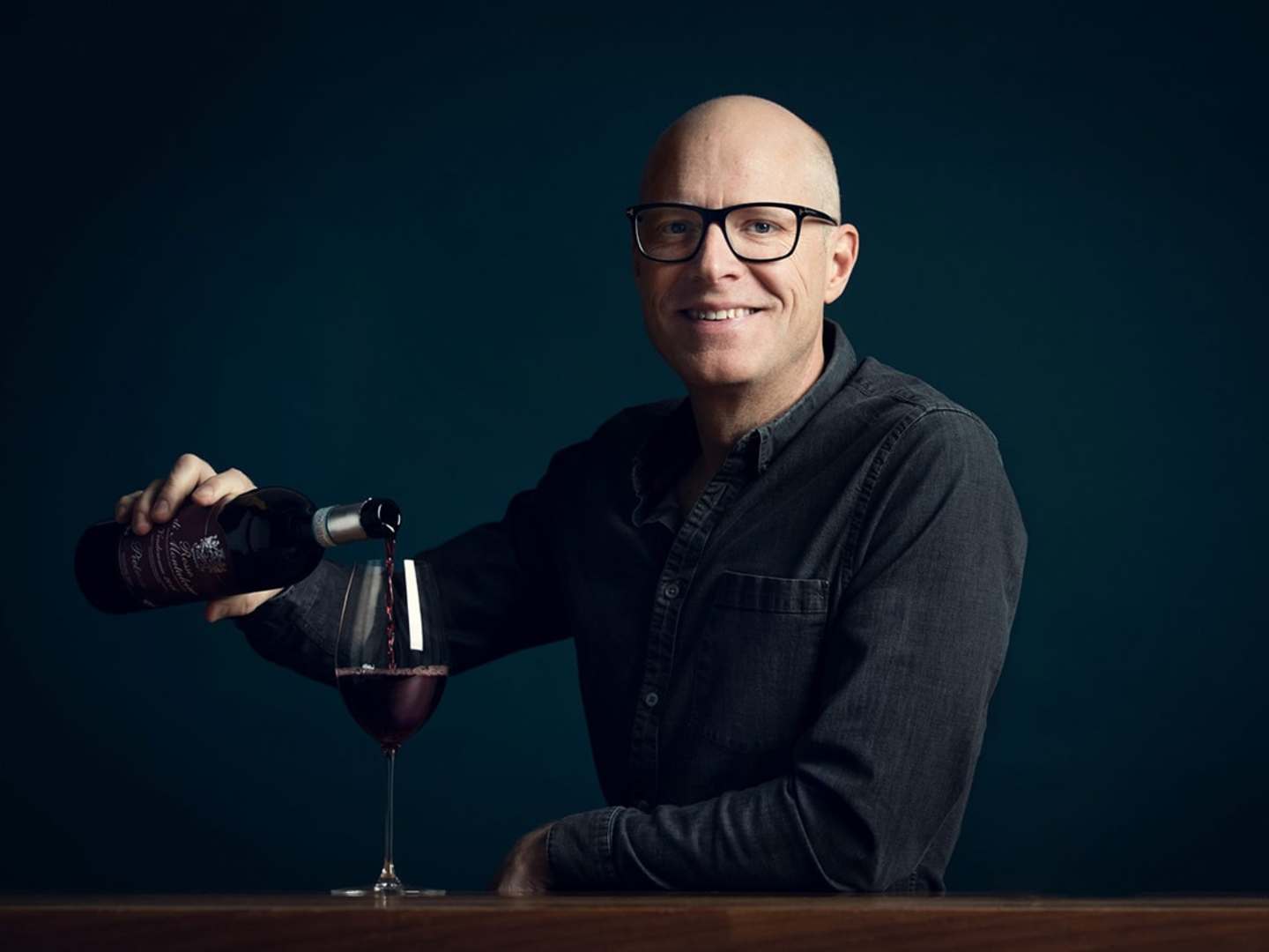 Anders Melldén häller upp vin