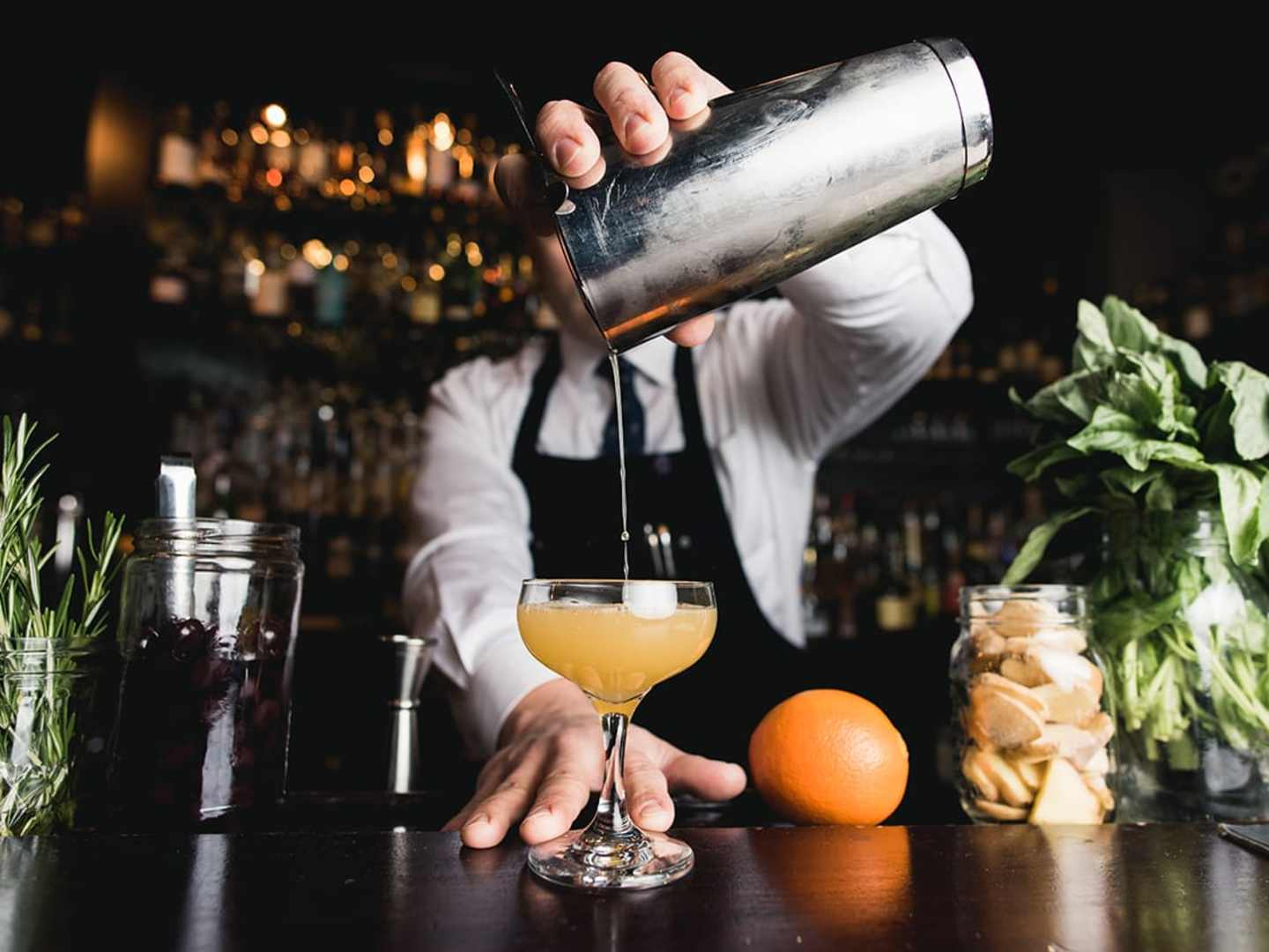 Bartender som häller upp en drink