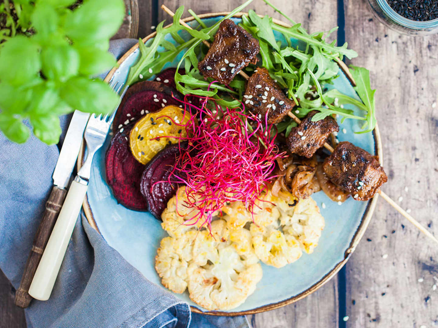 Biffgrillspett med ugnsbakad blomkål, rödbetor och vispat brynt smör.