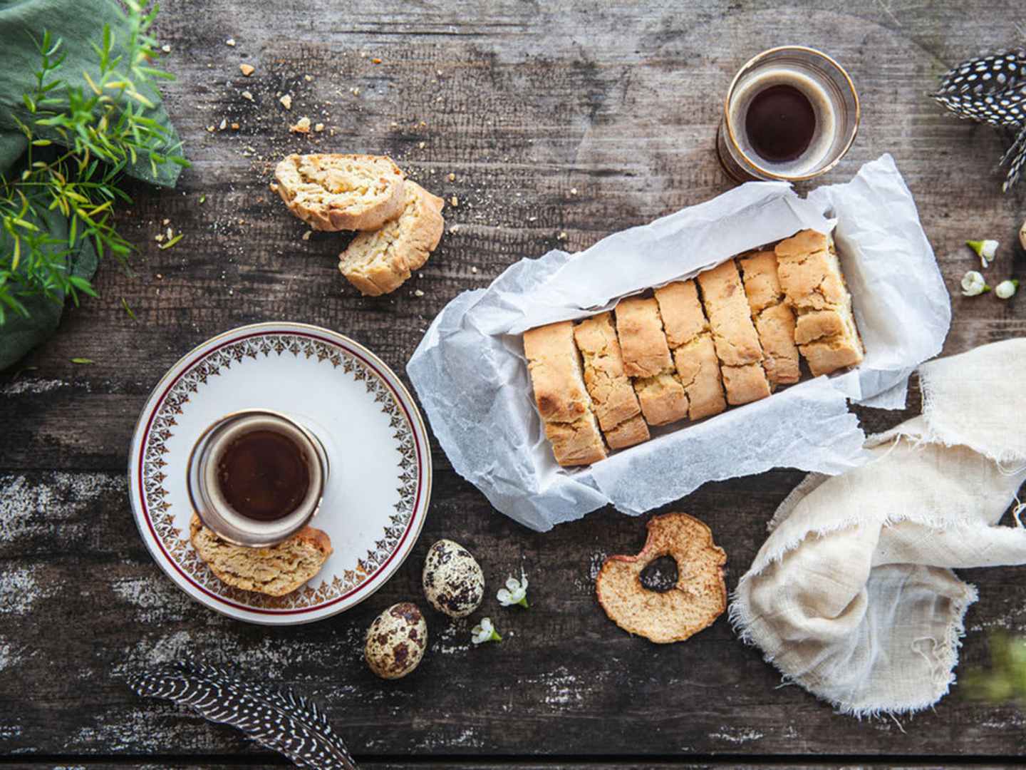 Matbord dukat med kaffe och form med biscotti 