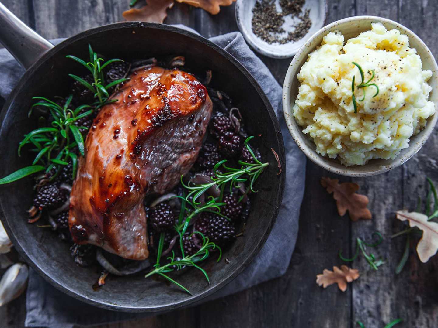 Björnbärsglaserad kalkonbröstfilé med potatismos och rostad vitlök.