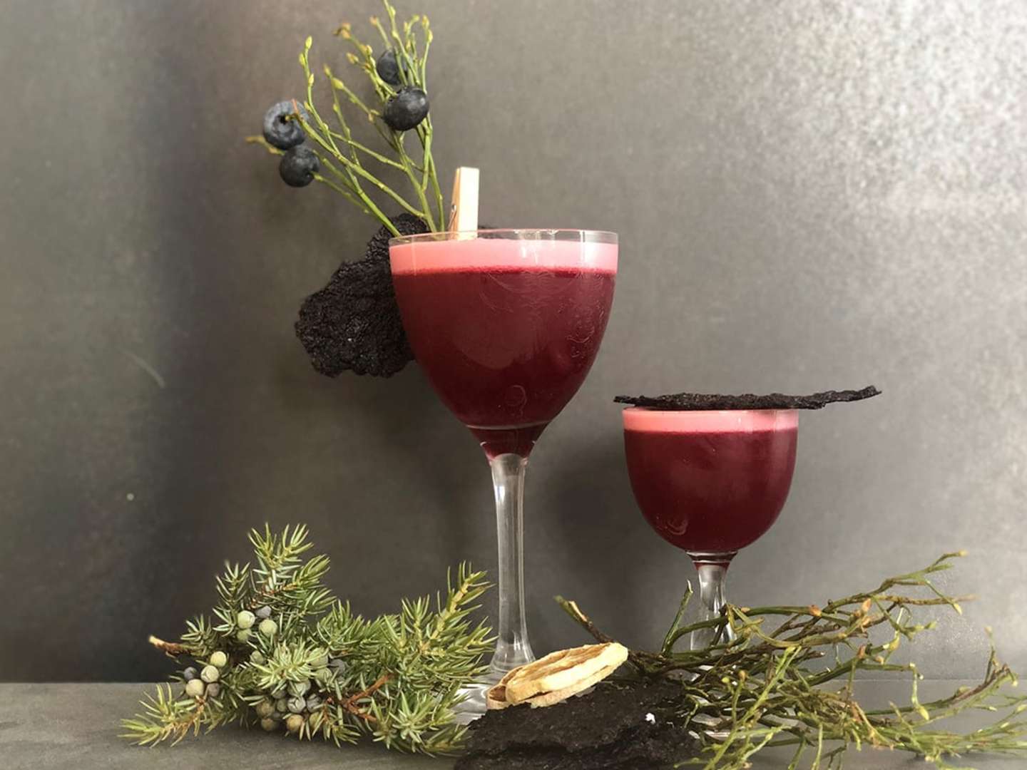 två cocktailglas med blåbärssour