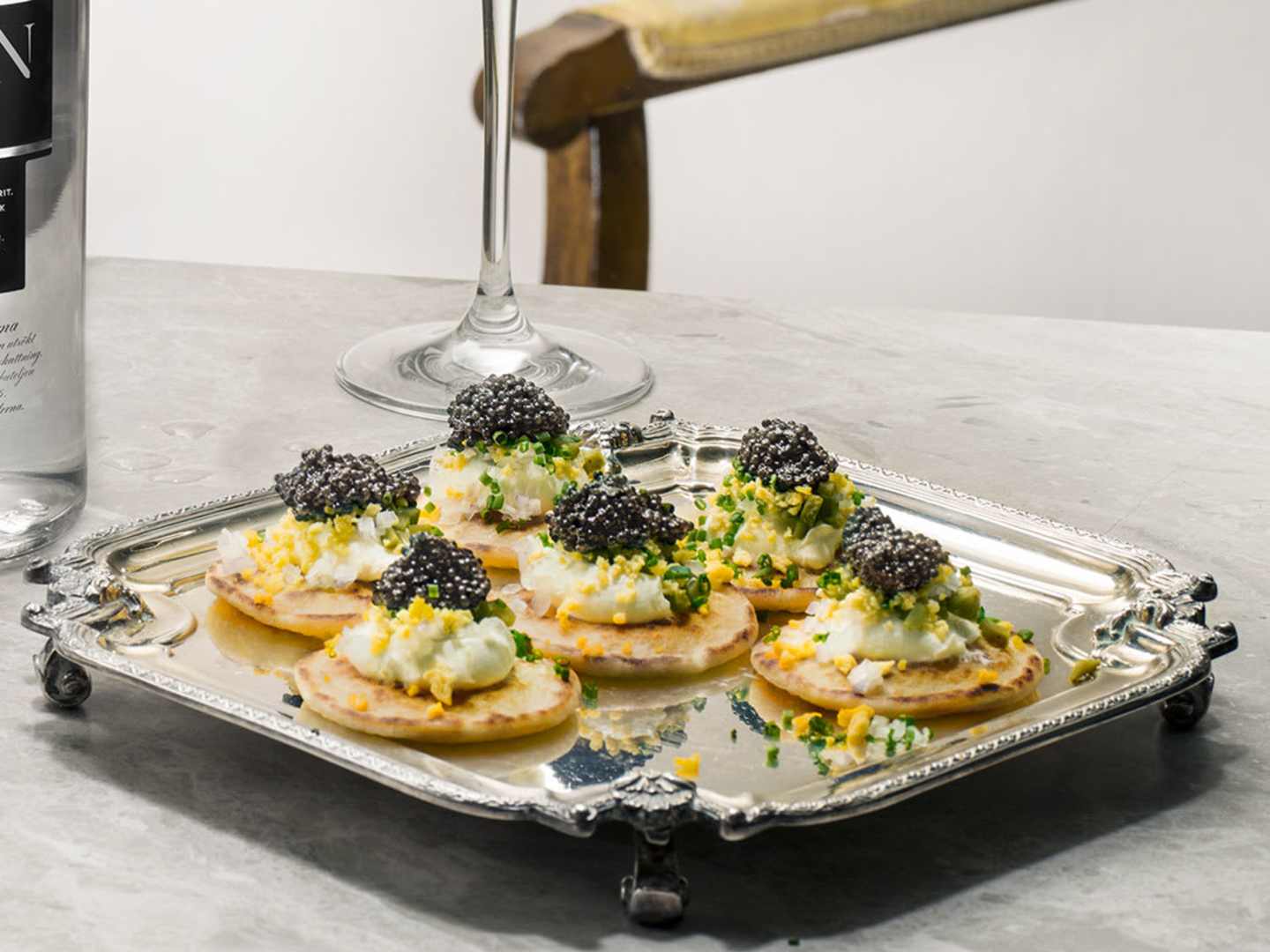 blinier med topping på silverfat