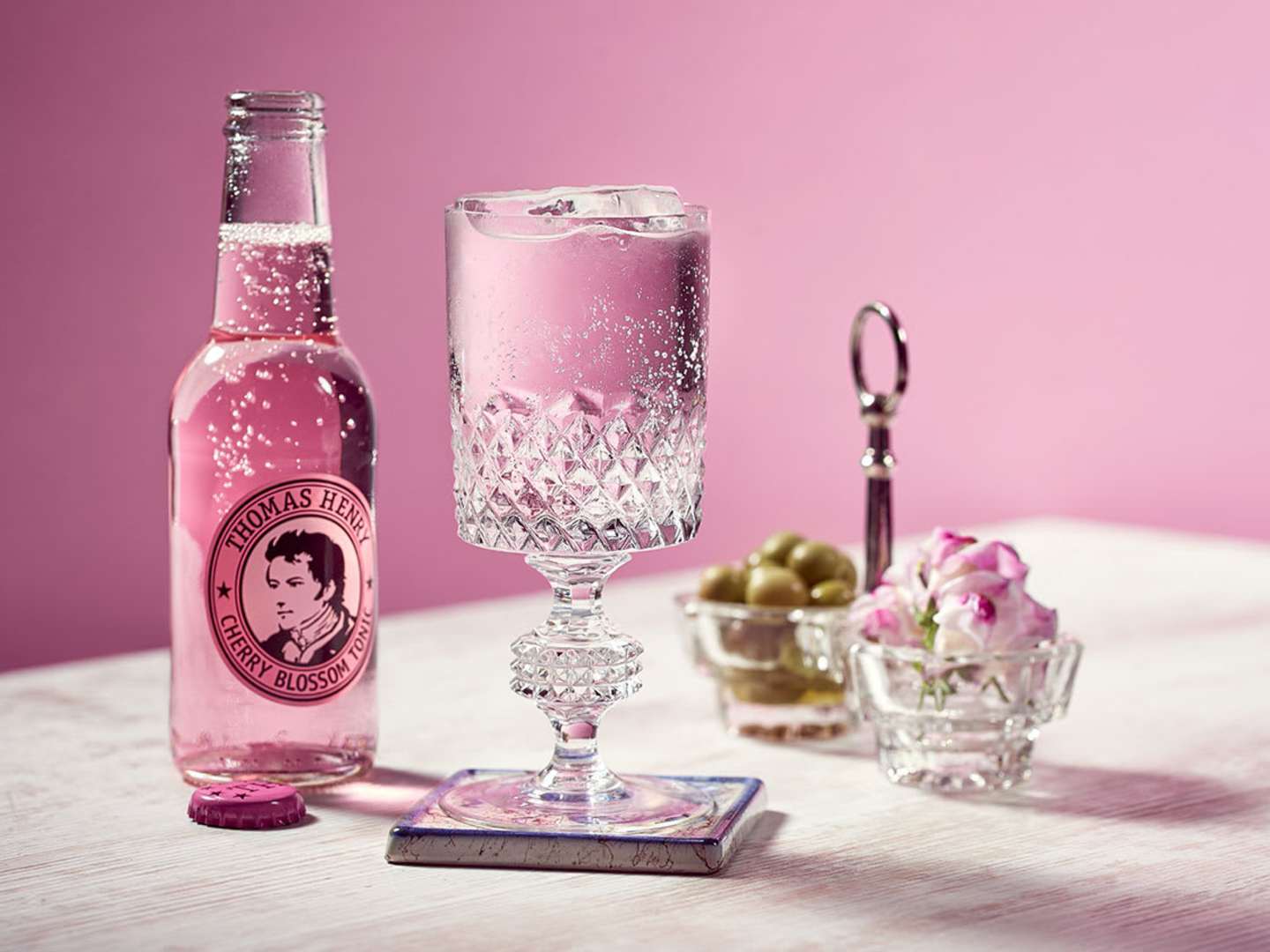 Bloomy Cup, cocktail med vermouth och Thomas Henry Cherry Blossom Tonic