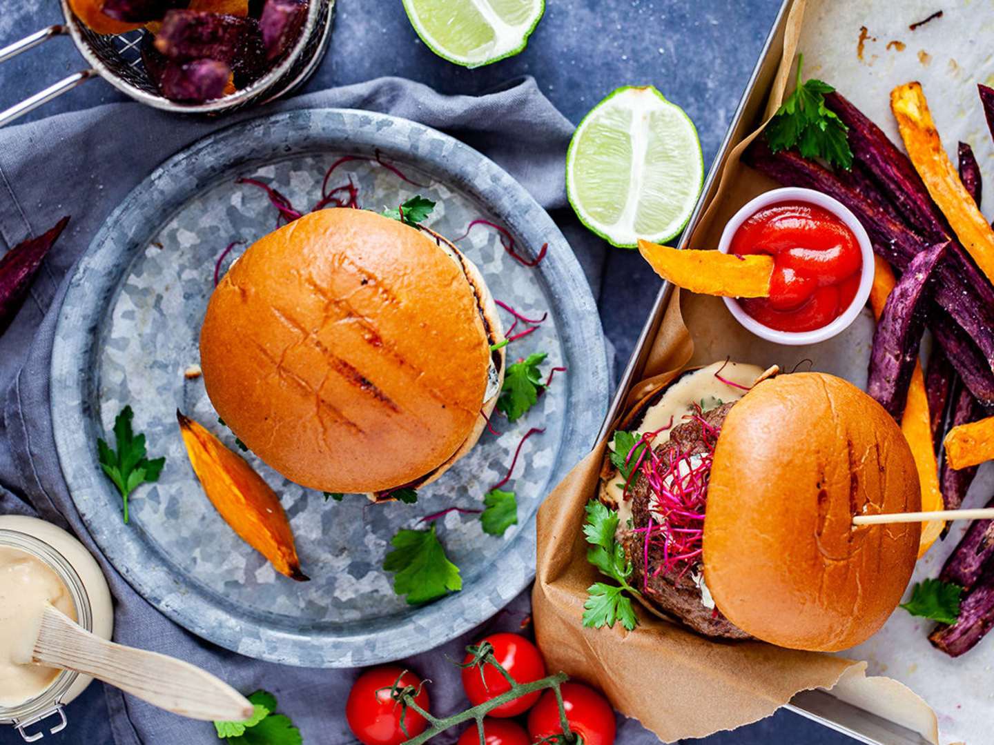 Blue cheese-hamburgare med whiskeysenap och sötpotatis i ugn.