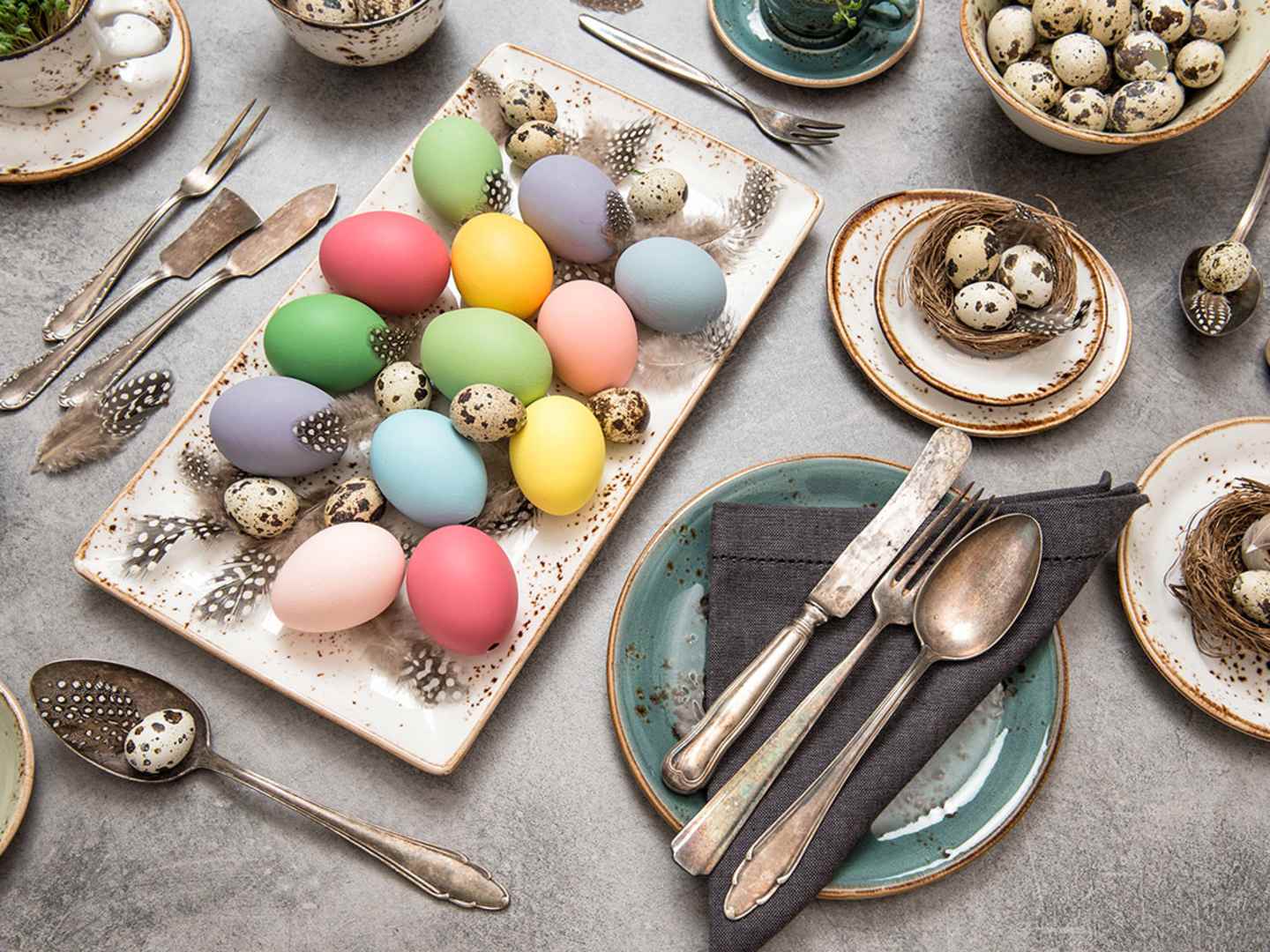 Påsklunch med målade ägg