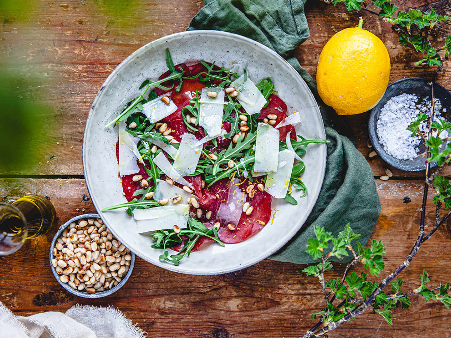 Sallad med bresaola, pinjenötter och citron på fat