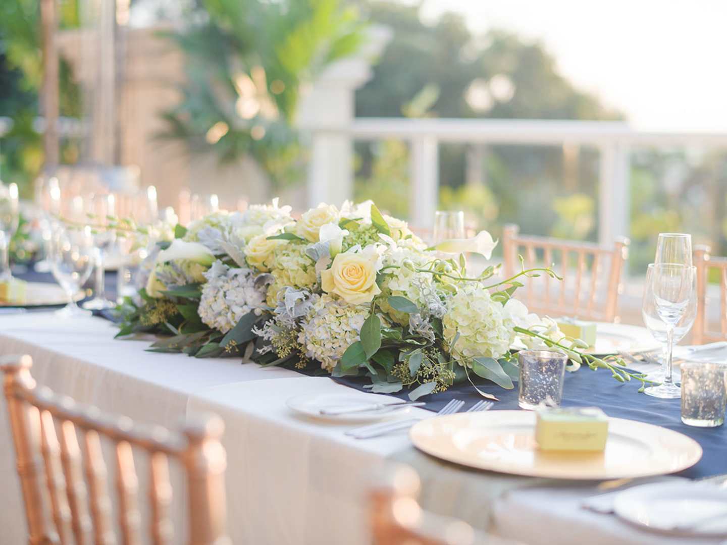 Uppdukat bord för bröllopsmiddag