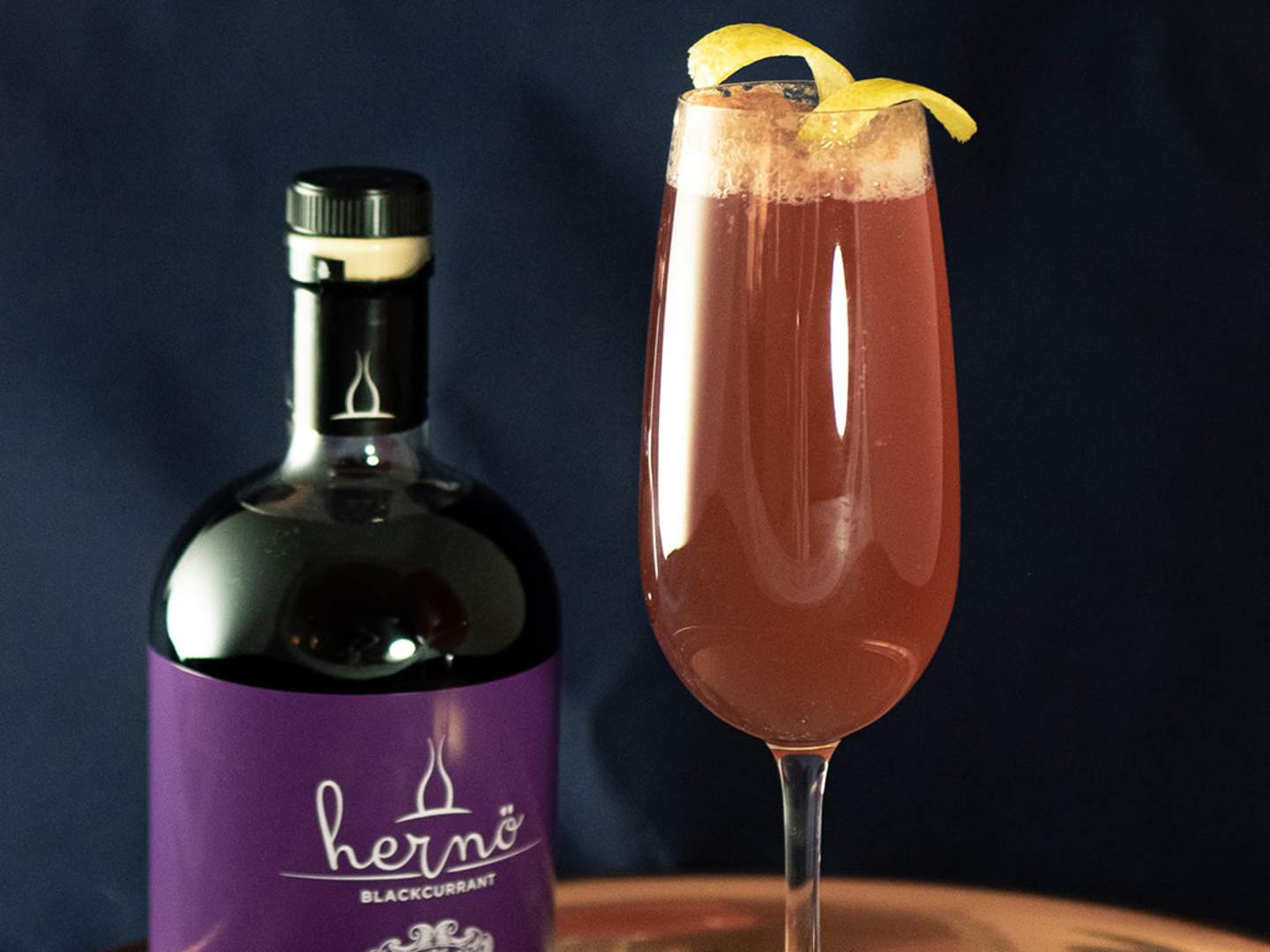 Hernö Blackcurrant och drinken Cassis Noir 75.