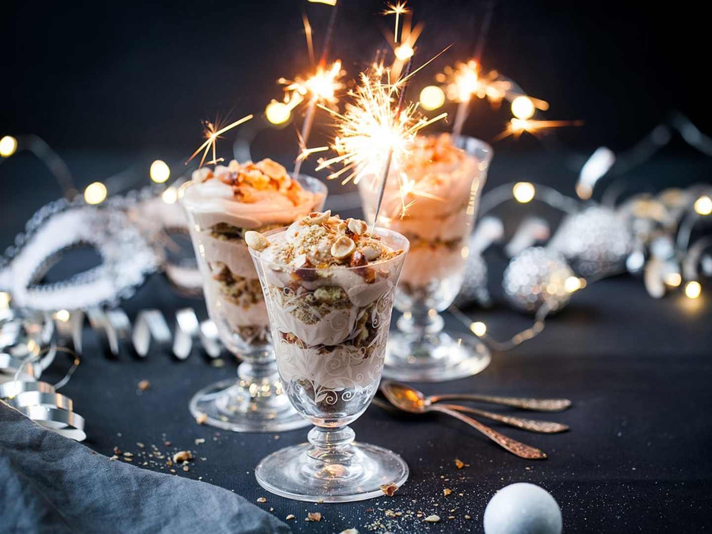 Sprakande nyårsdessert med choklad och biscotti med tomtebloss.