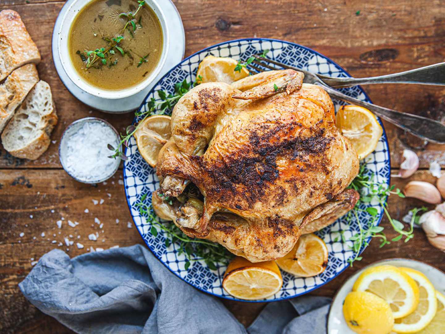 Citronkyckling med vitlök och timjan på fat