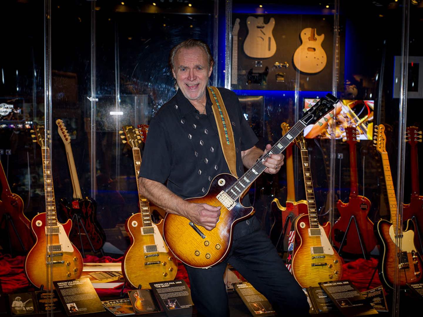 Clabbe af Geijerstam på sin utställning med signaturgitarrer