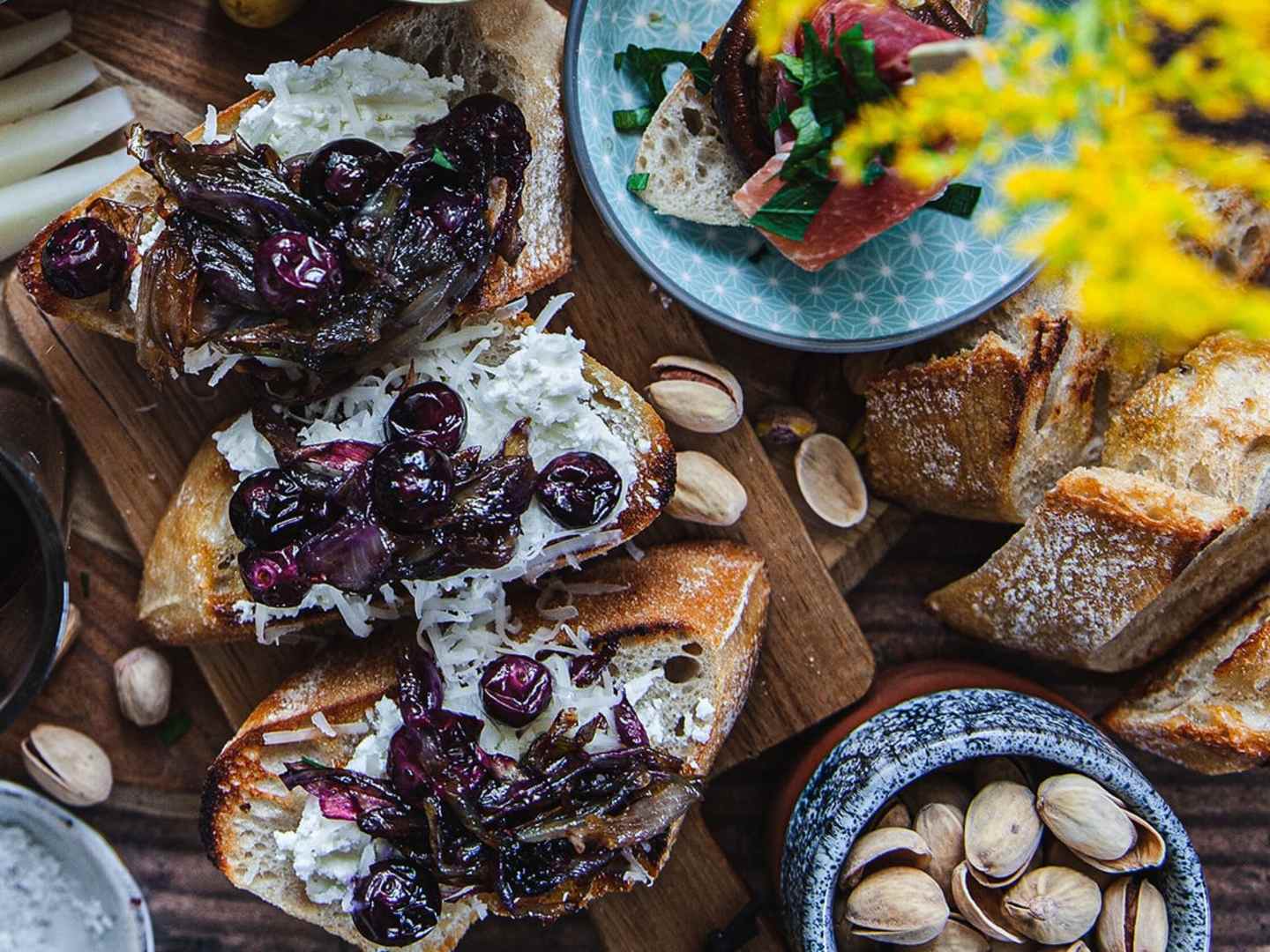 Crostini med manchego och karamelliserad schalottenlök