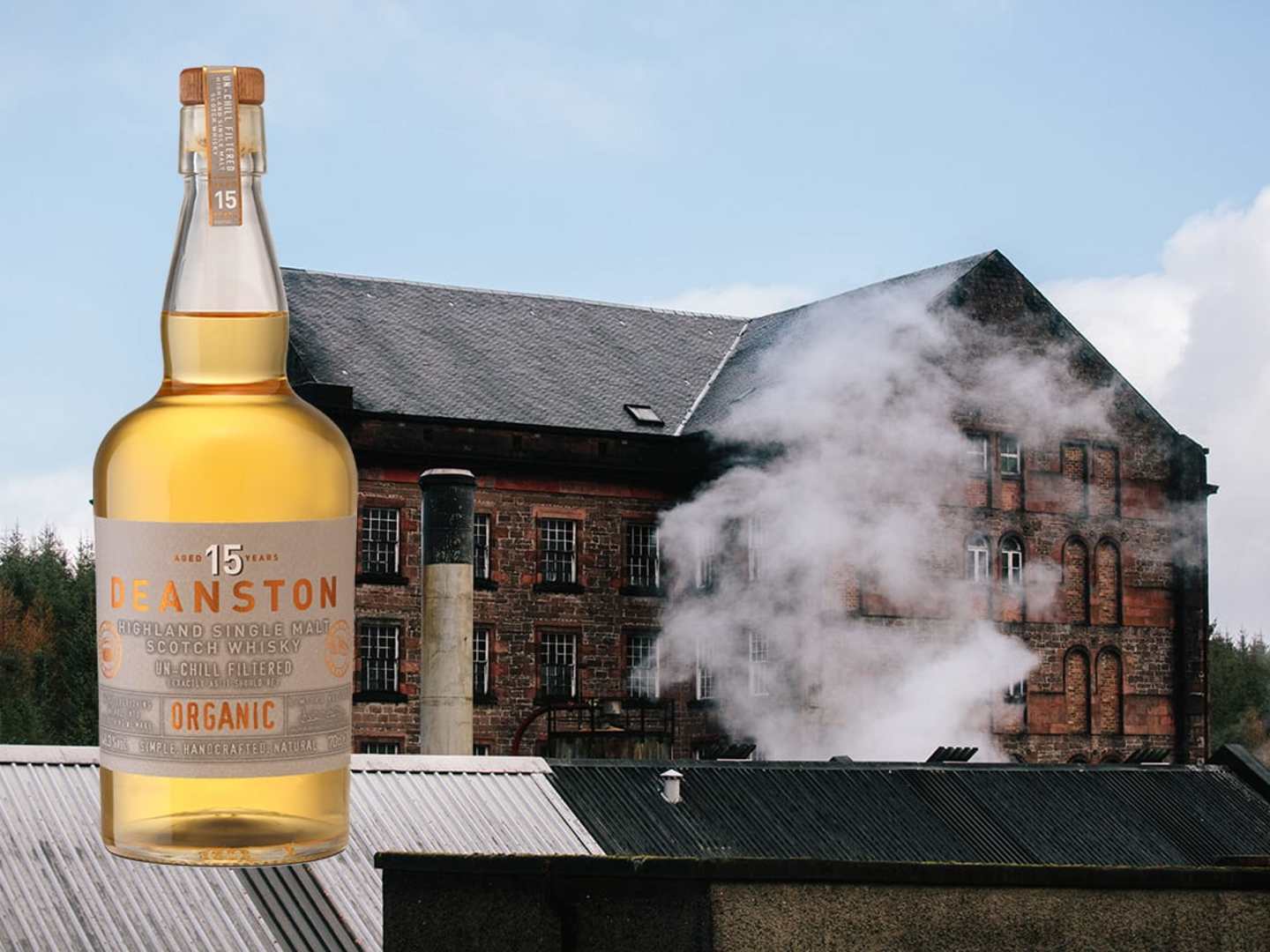 Deanston 15 Years Organic single malt med destilleriet i bakgrunden