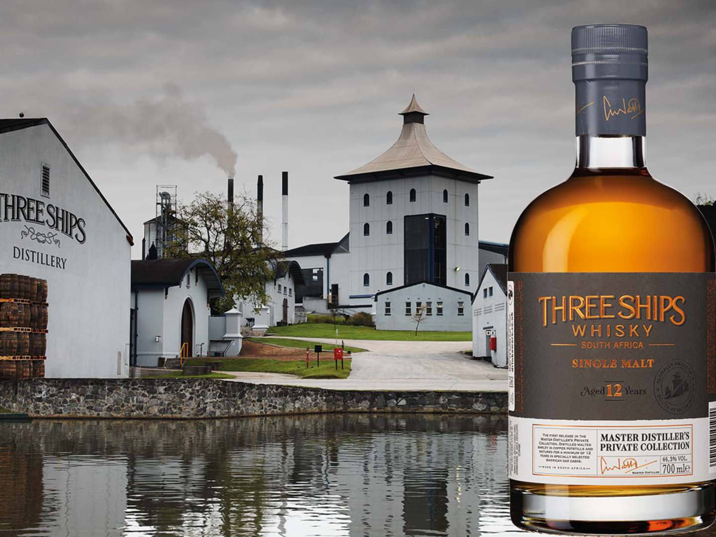 Three Ships 12 Year Old Single Malt och distilleri i bakgrunden