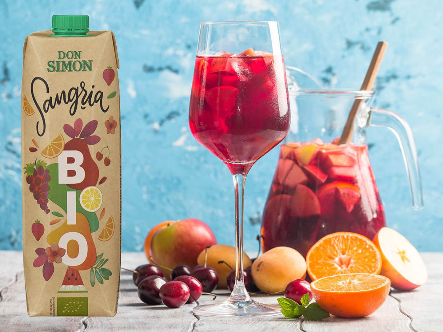 Tetra med Don Simon Sangria Eko bredvid vinglas och kanna med sangria