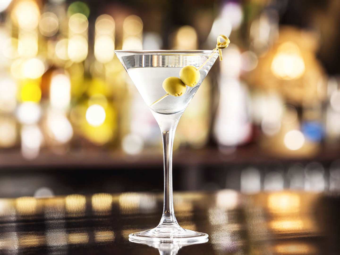 Martiniglas med oliv på bardisk 