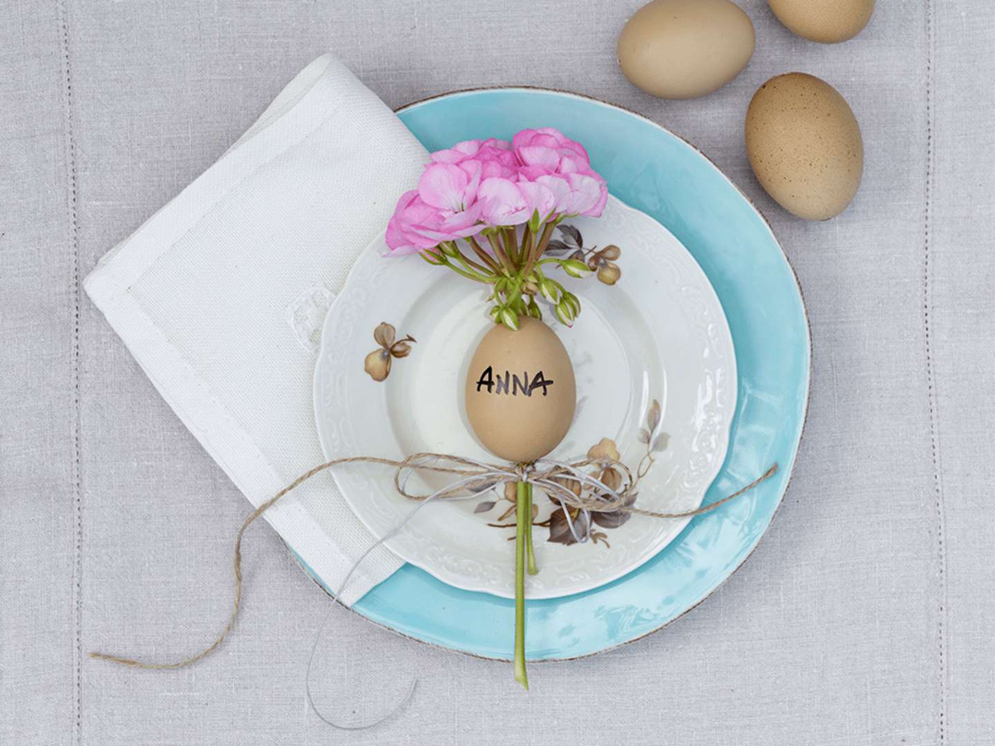 Duka med ägg och pelargoner