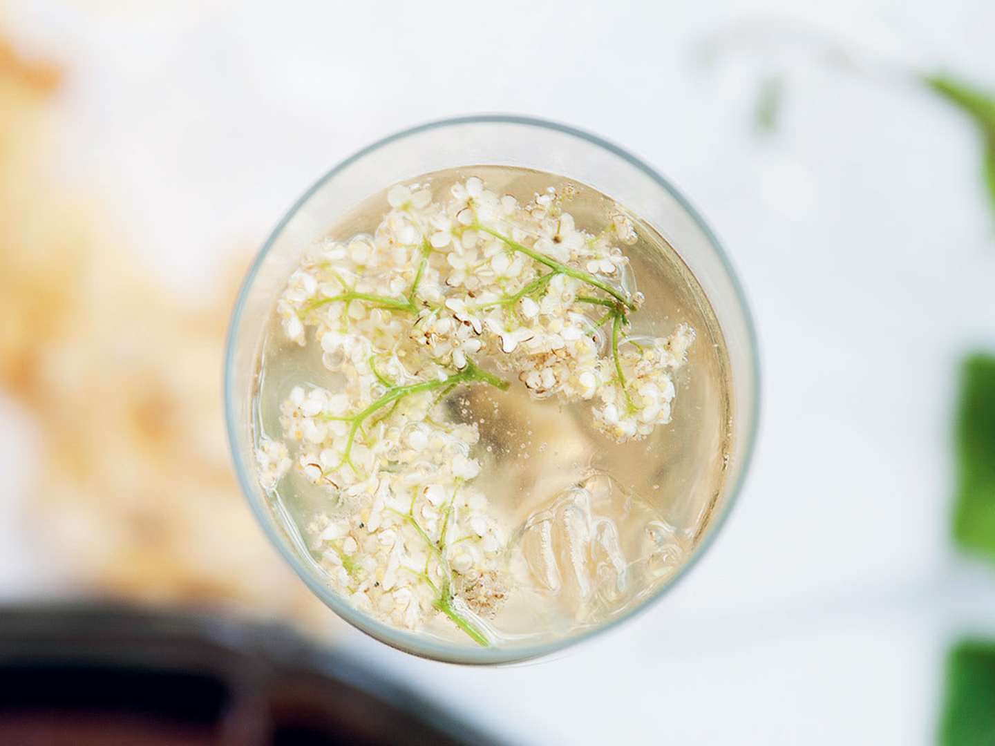 Fläderbärsdrink i glas fotat uppifrån