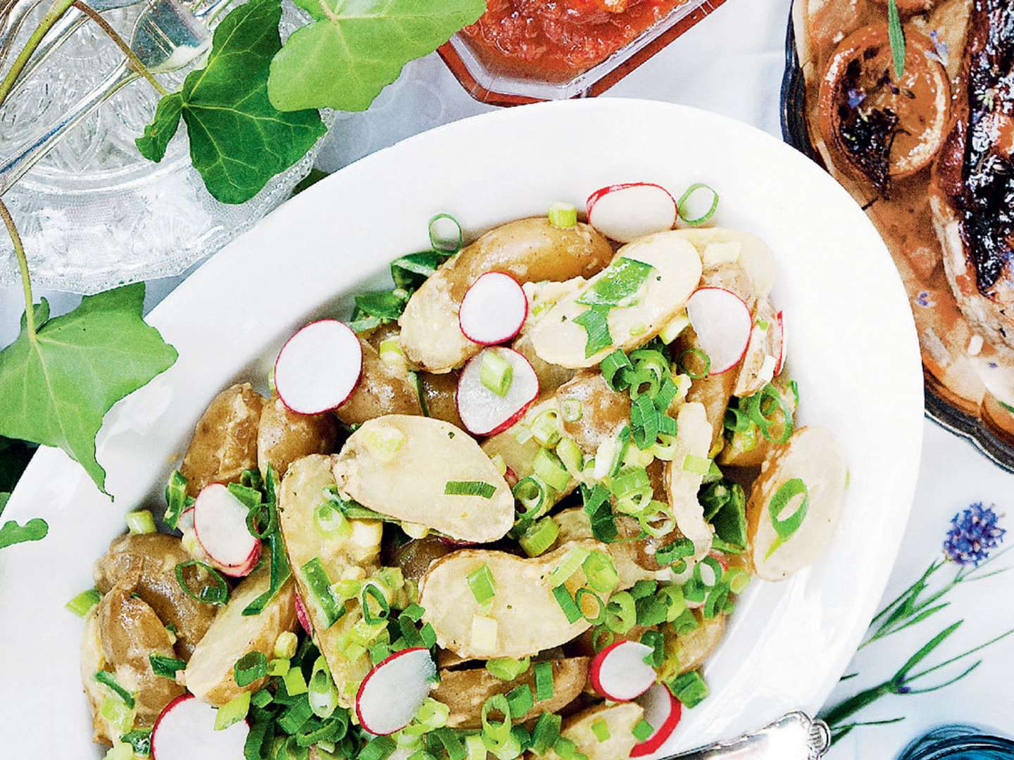 Fransk potatissallad på fat 