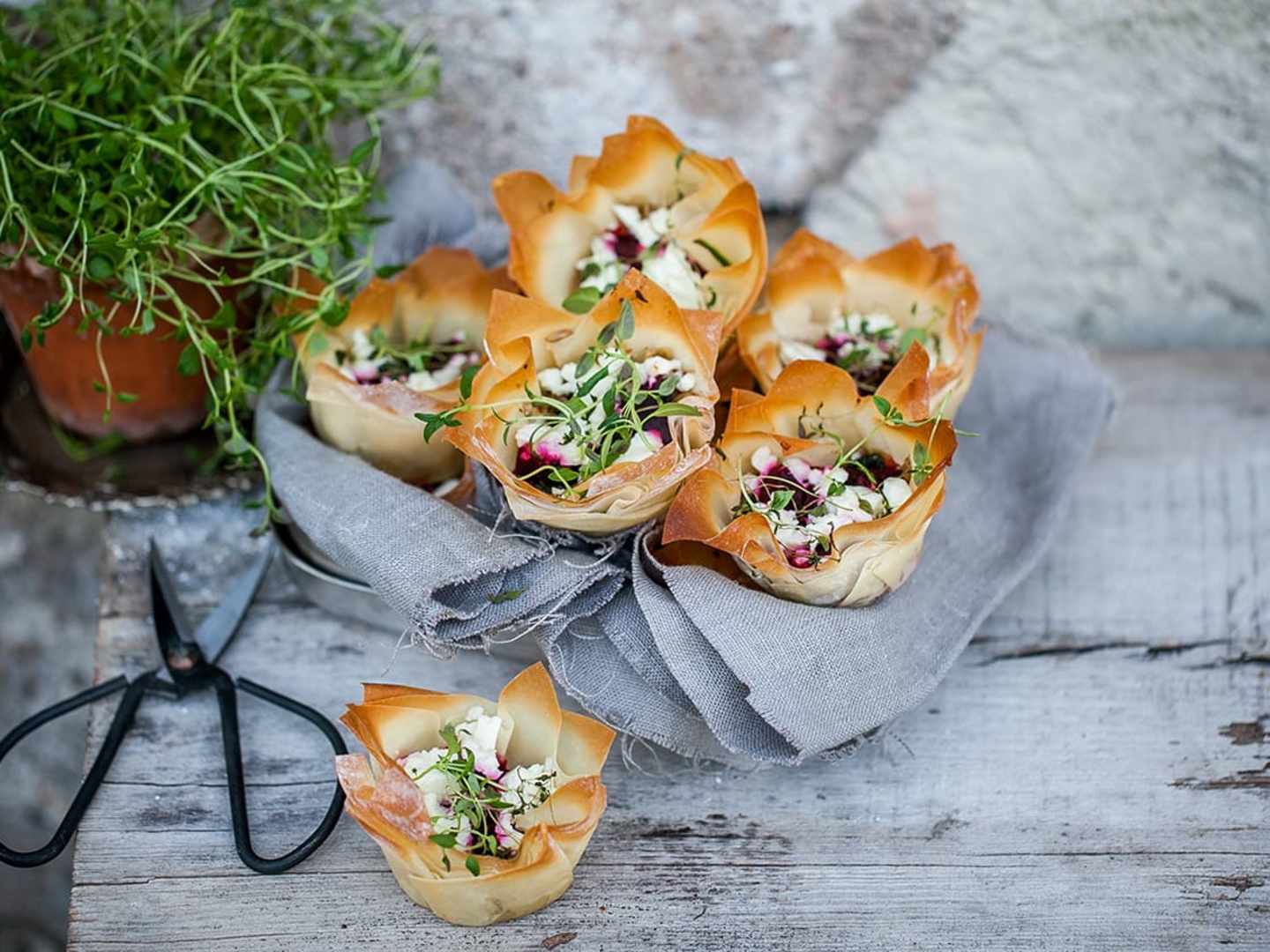 Små filodegspajer med salt ost och rödbetor