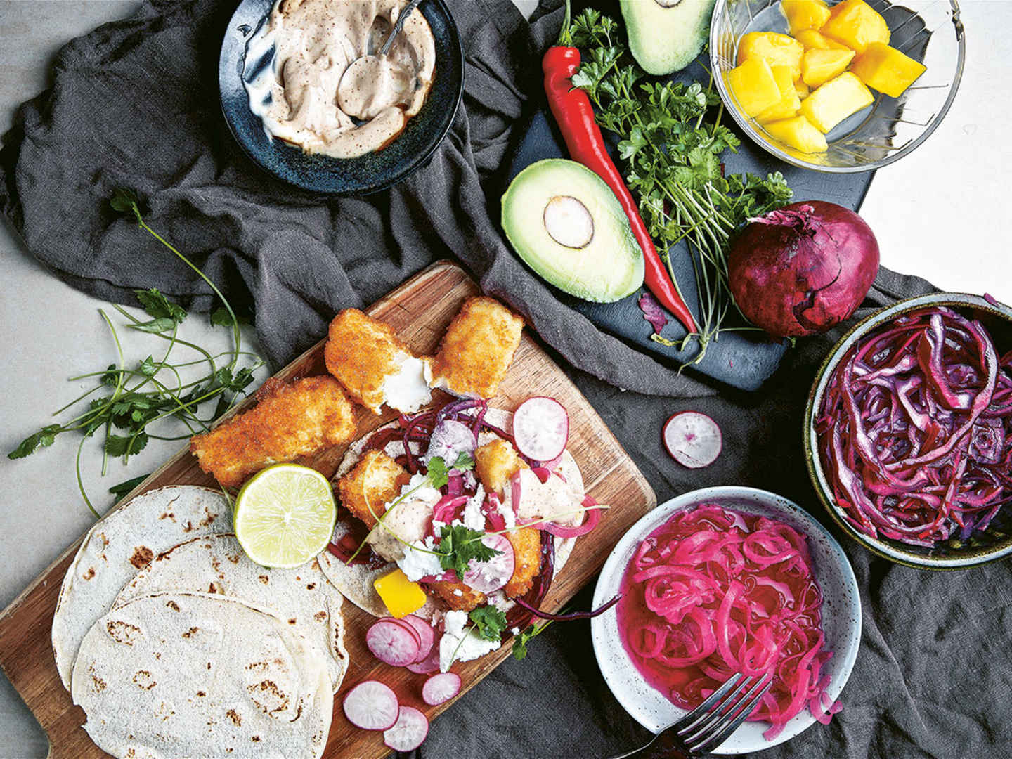 Crispy fish tacos med mango- och avokadosalsa, kålsallad och chipotlemajo