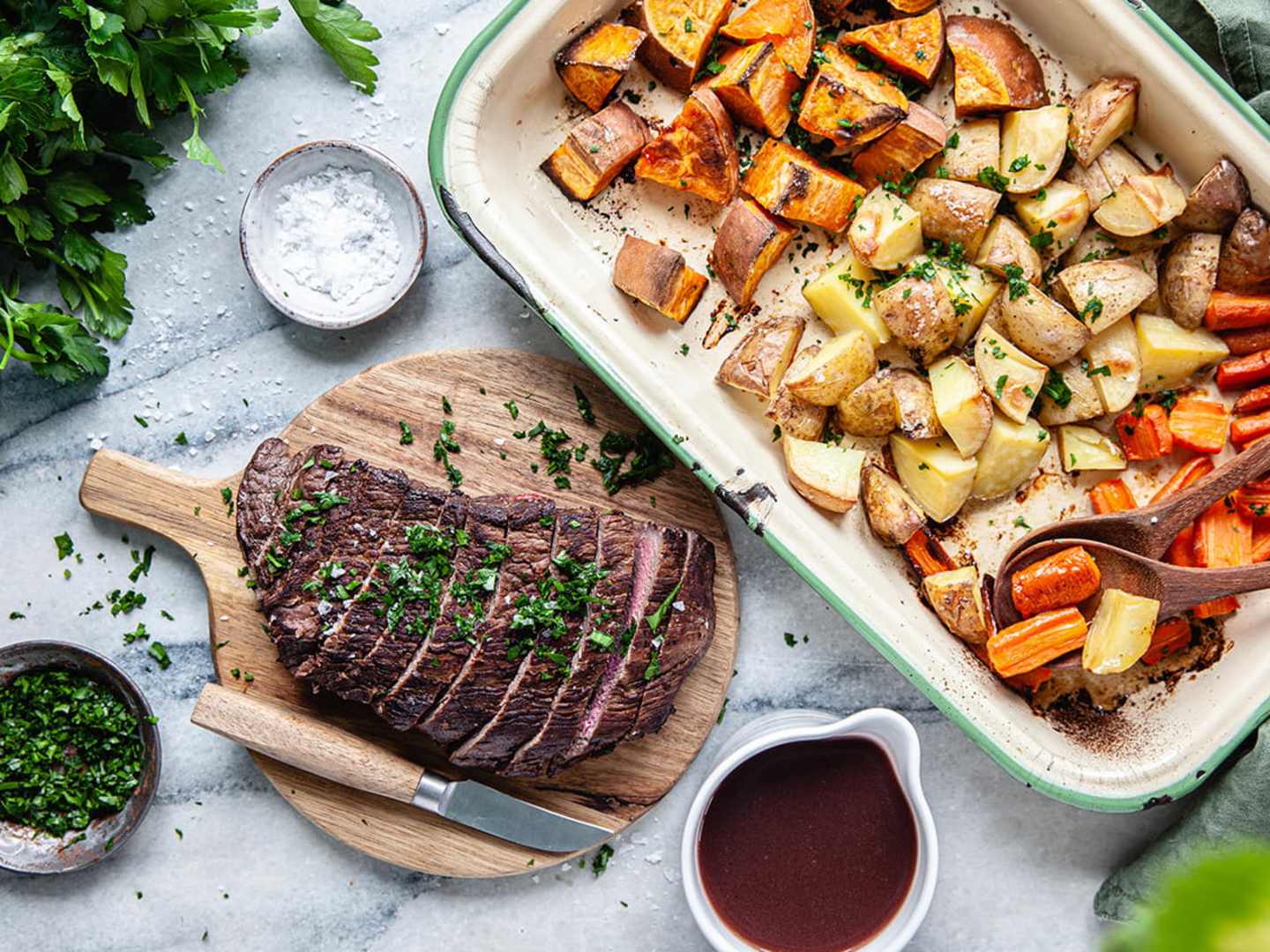 Flankstek med rotfrukter och rödvinssås