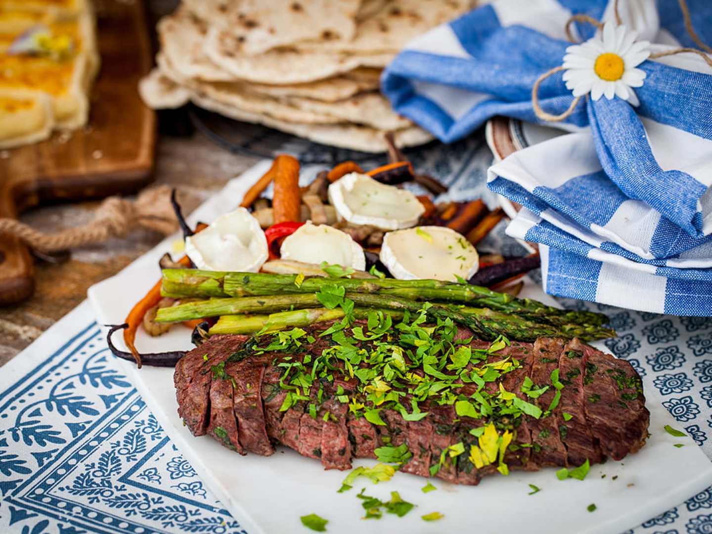 Helgrillad flankstek med ugnsrostade rotsaker