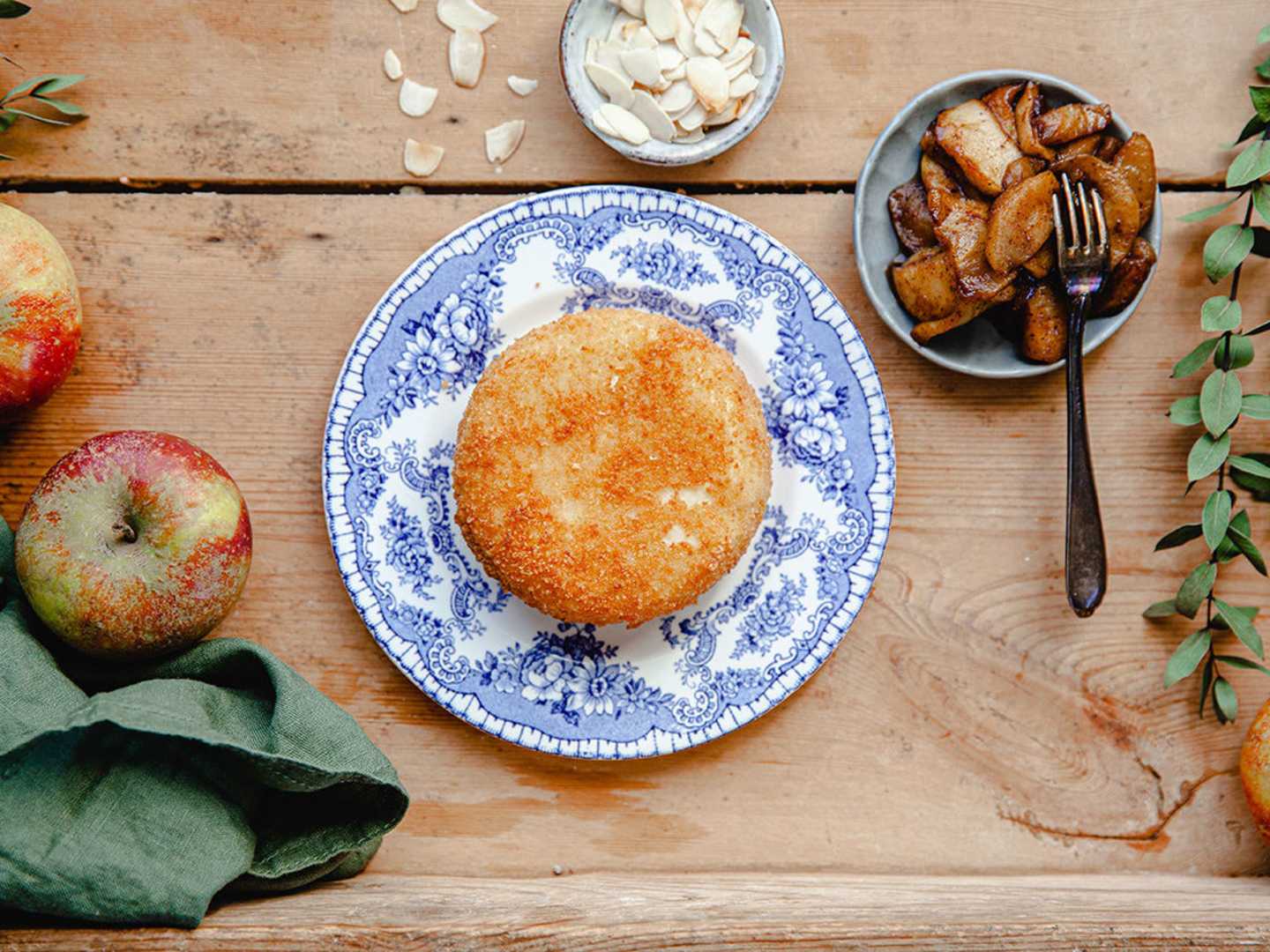 Friterad brieosttårta med kryddstekta äpplen.