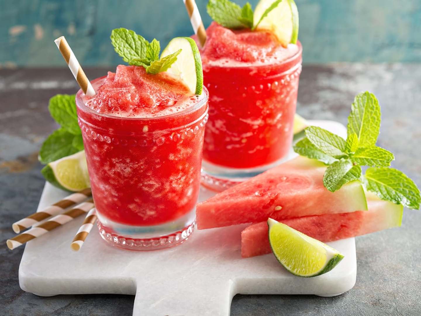 Två Frozen Watermelon Daiquiri på marmorskiva