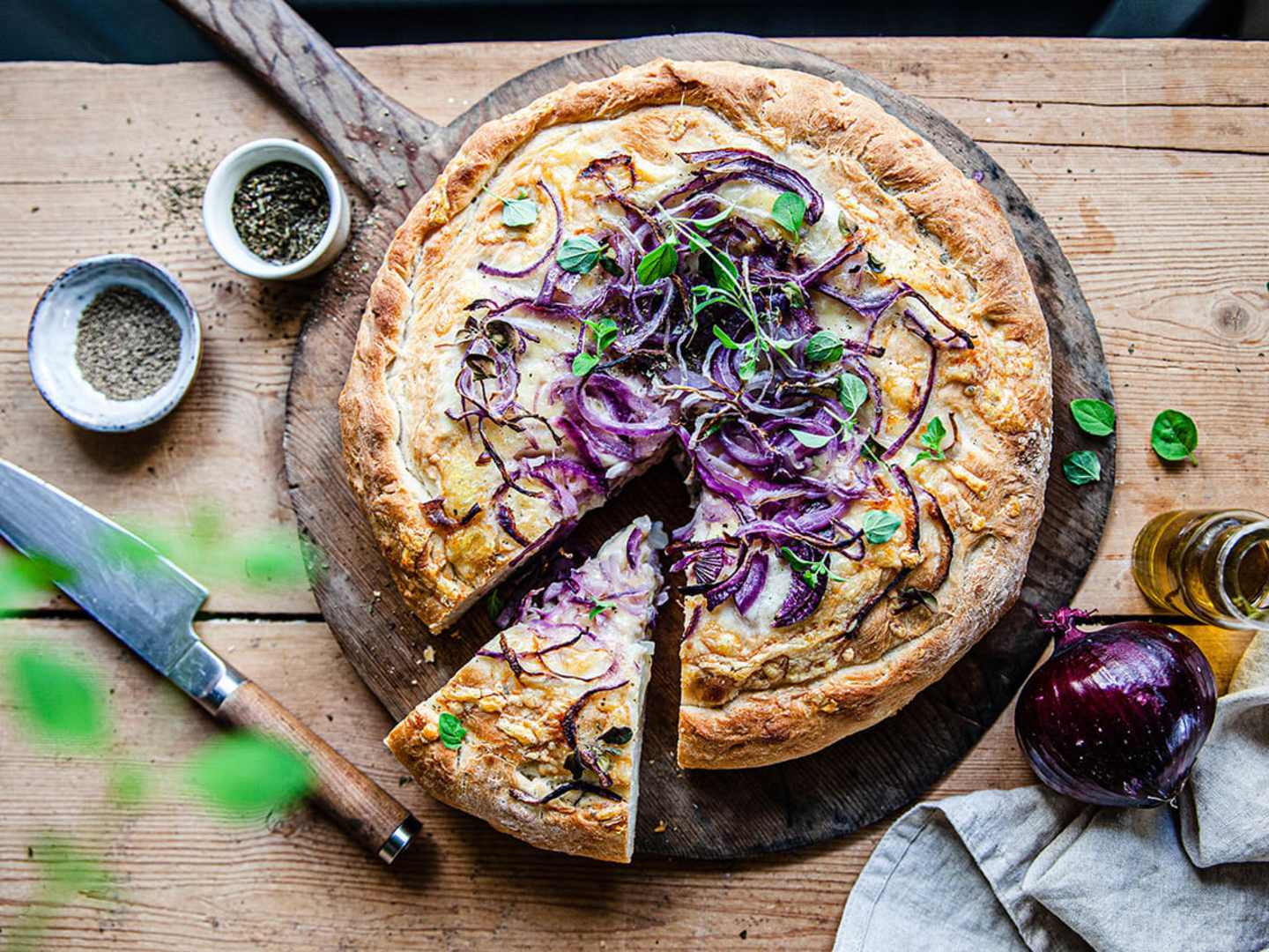 Fugazzeta rellena - argentinsk blandning av pizza och foccacia.