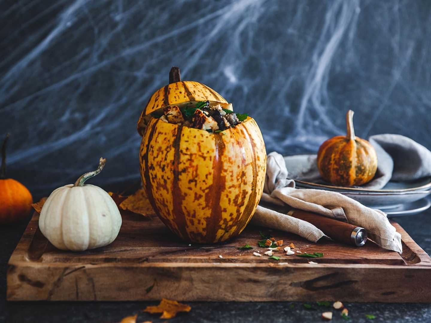 Pumpa fylld med svamp och halloumi till Halloween
