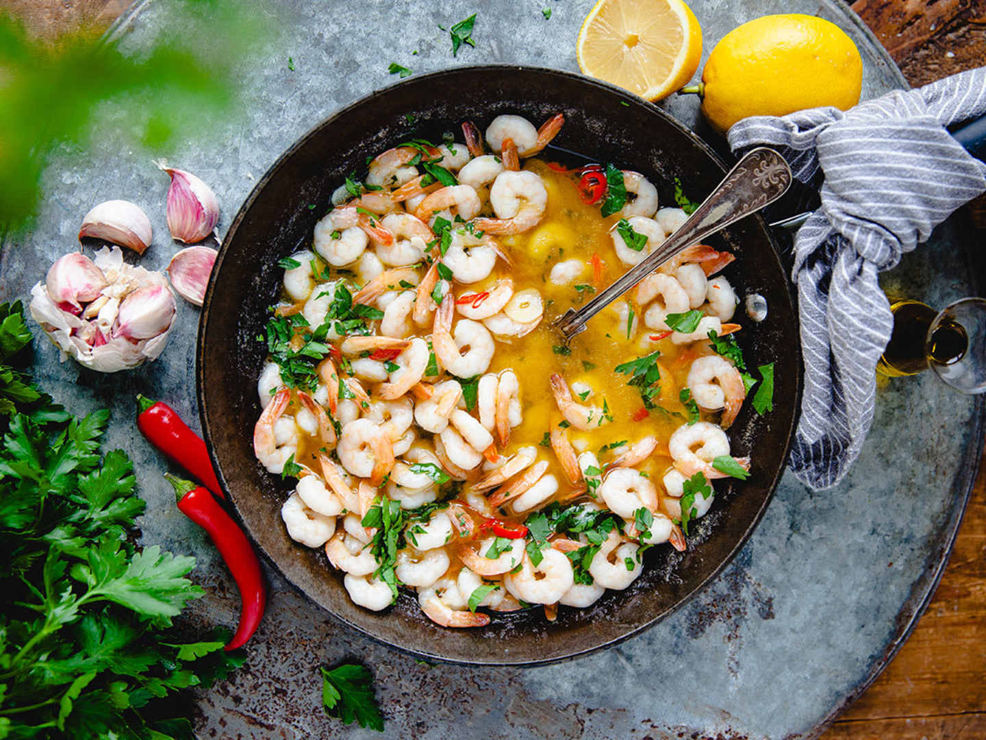 Gambas al ajillo i gryta på bord