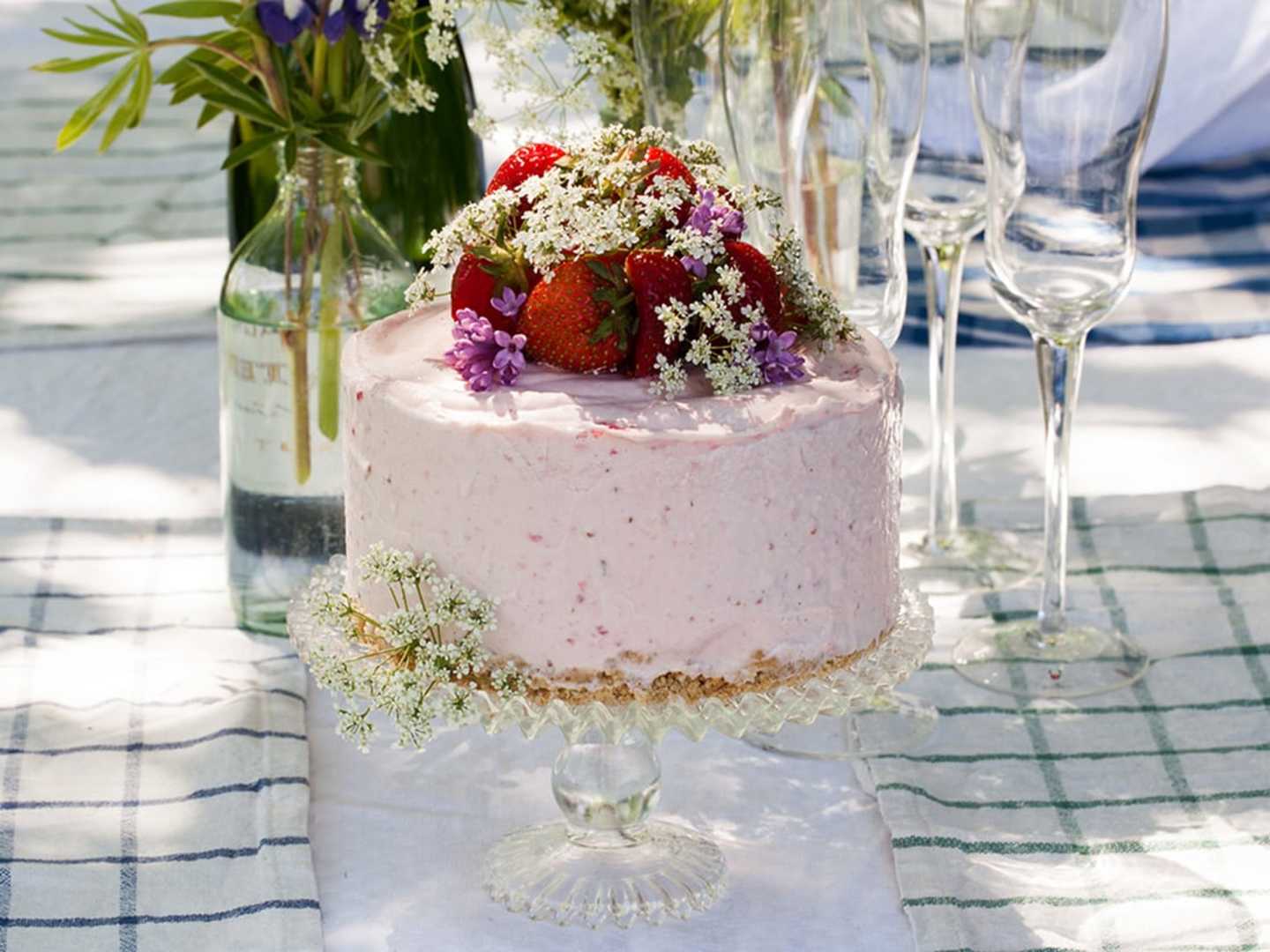 Glasstårta med jordgubbar och vanilj