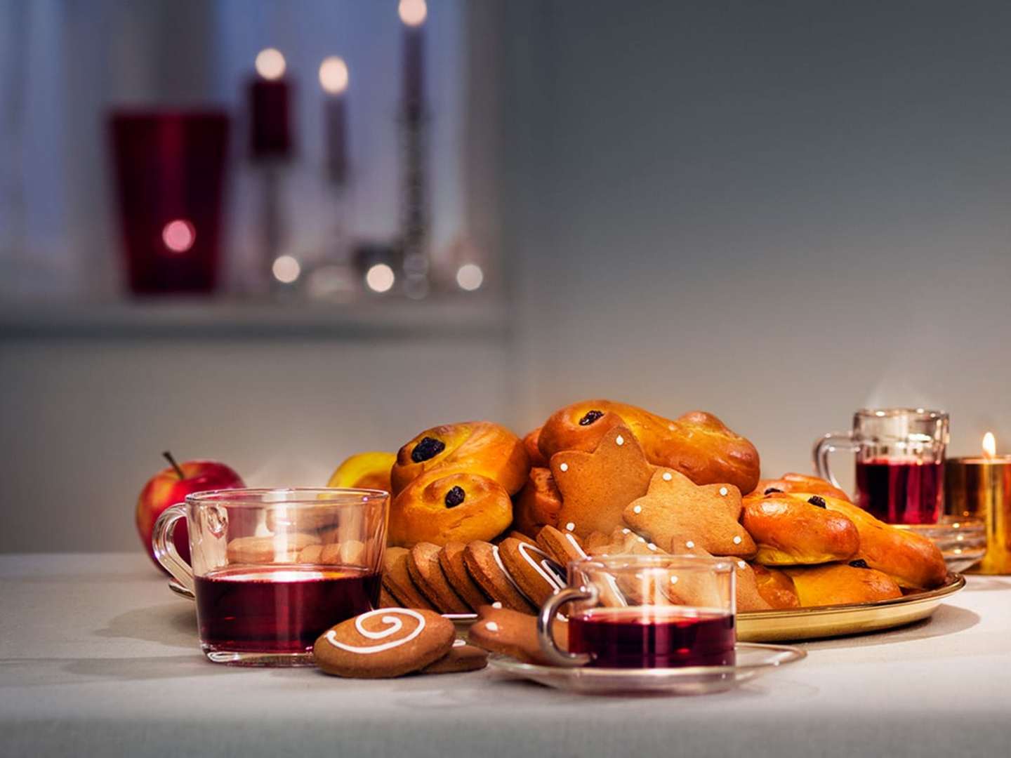 Glögg med saffransbullar och pepparkakor
