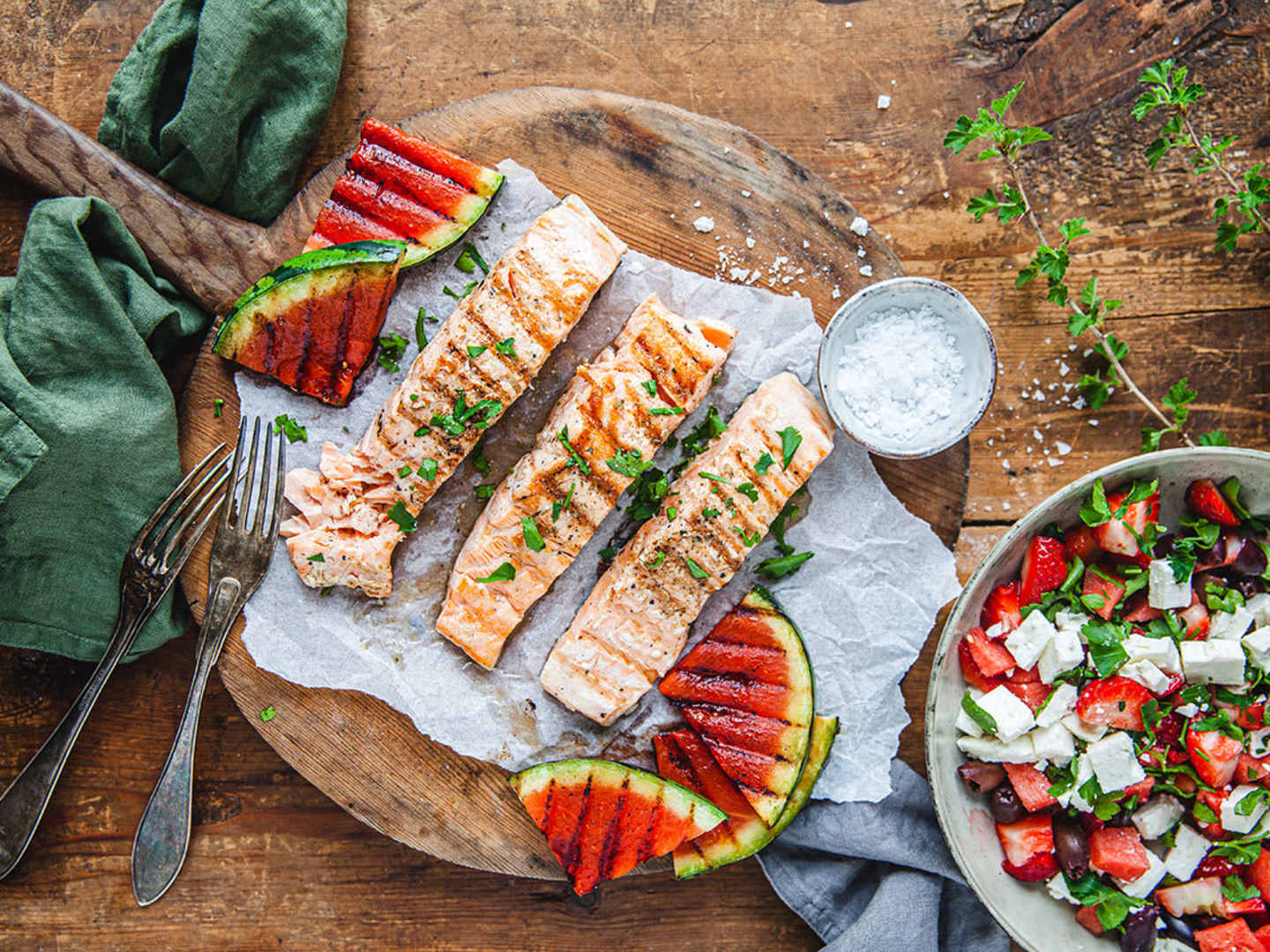 Grillad lax med jordgubb, melon, feta och olivsallad. 