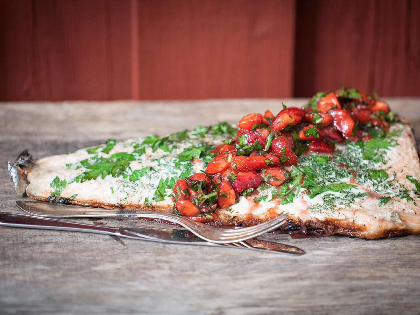 Grillad laxsida med jordgubbssalsa