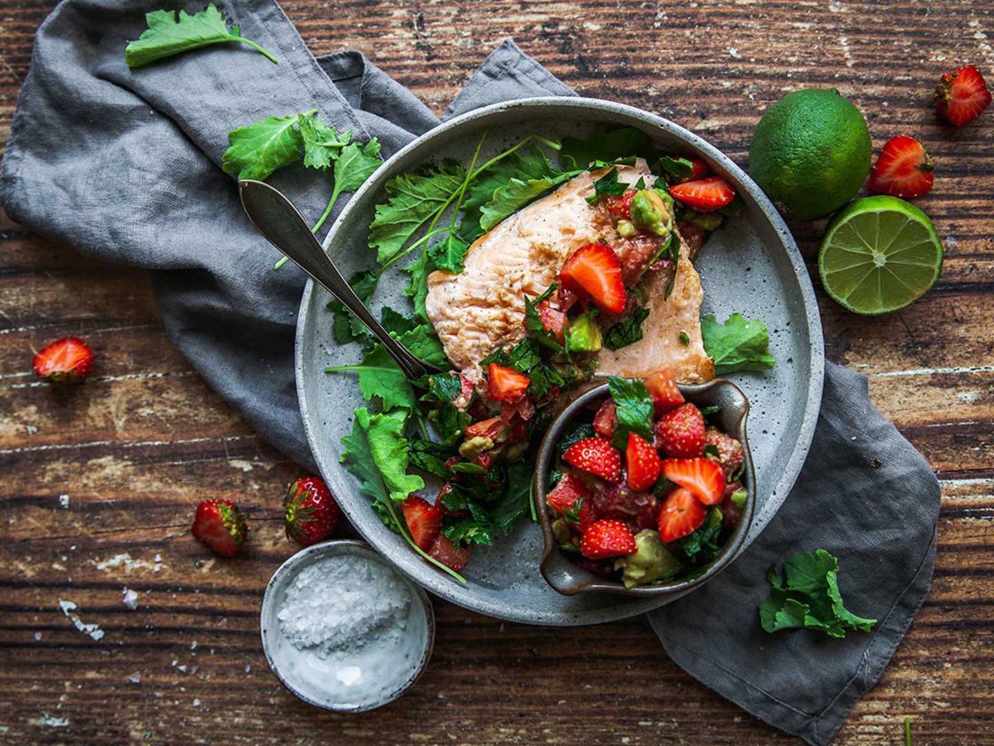 Grillad röding med fruktig salsa.