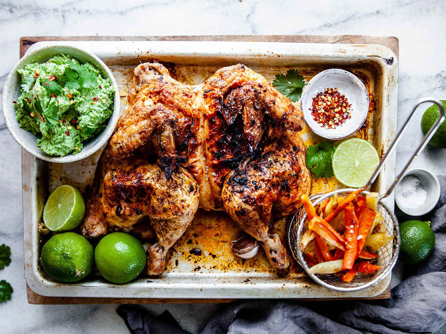 Grillad kyckling med rotfruktsstrips och guacemole på bondbönor