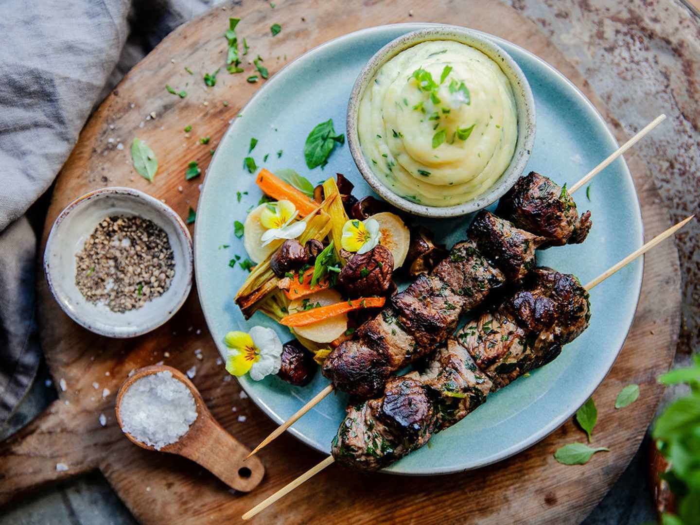 Grillspett med rostade rotfrukter och potatispuré