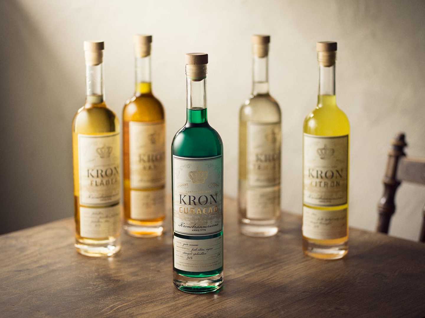 Kronlikörer med Grön Curaçao i förgrund